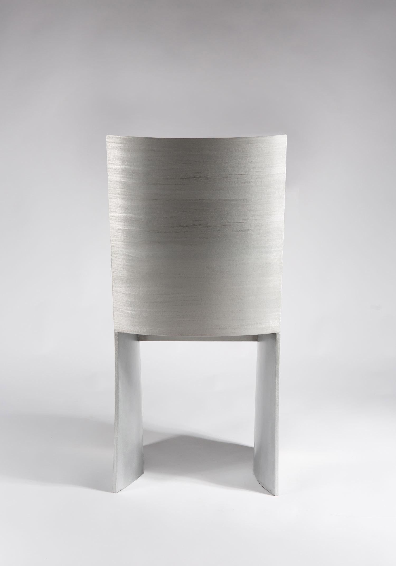 Moderne Chaise ISU à haut dossier en métal texturé fabriquée à la main par Soraya Osorio en vente