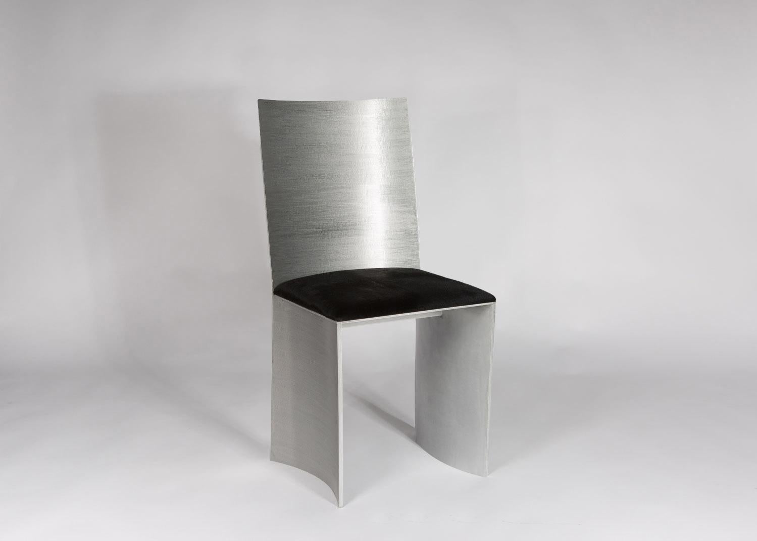 ISU Handgefertigter Stuhl mit hoher Rückenlehne aus strukturiertem Metall von Soraya Osorio (Metallarbeit) im Angebot