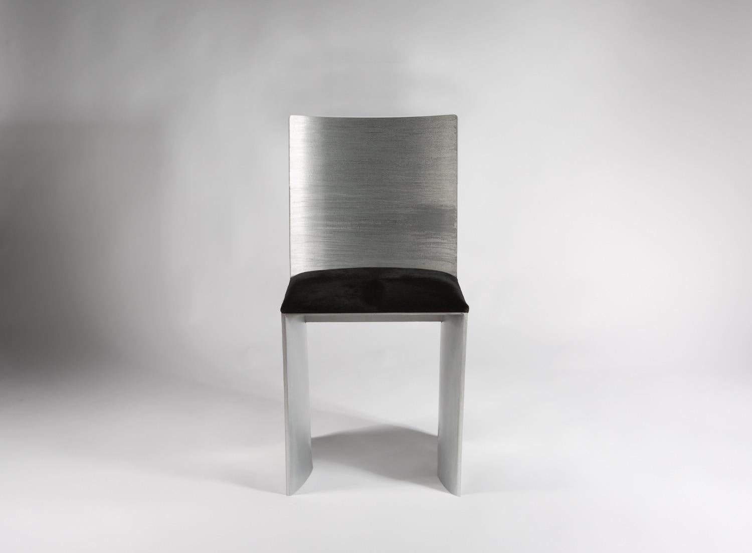 ISU Lowback Handcrafted Textured Satin Metal Chair von Soraya Osorio (Moderne) im Angebot