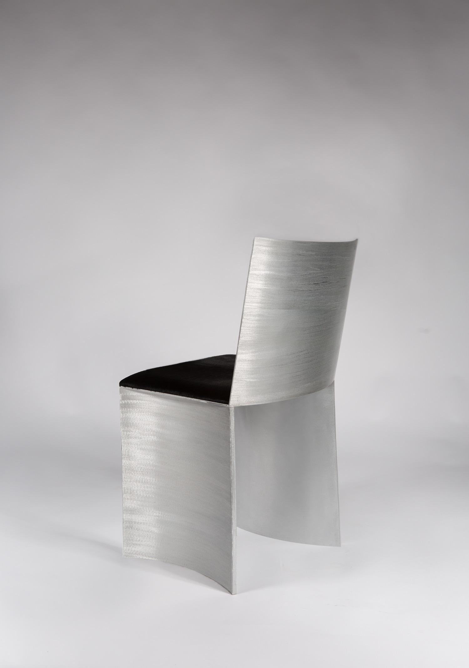 ISU Lowback Handcrafted Textured Satin Metal Chair von Soraya Osorio (Metallarbeit) im Angebot
