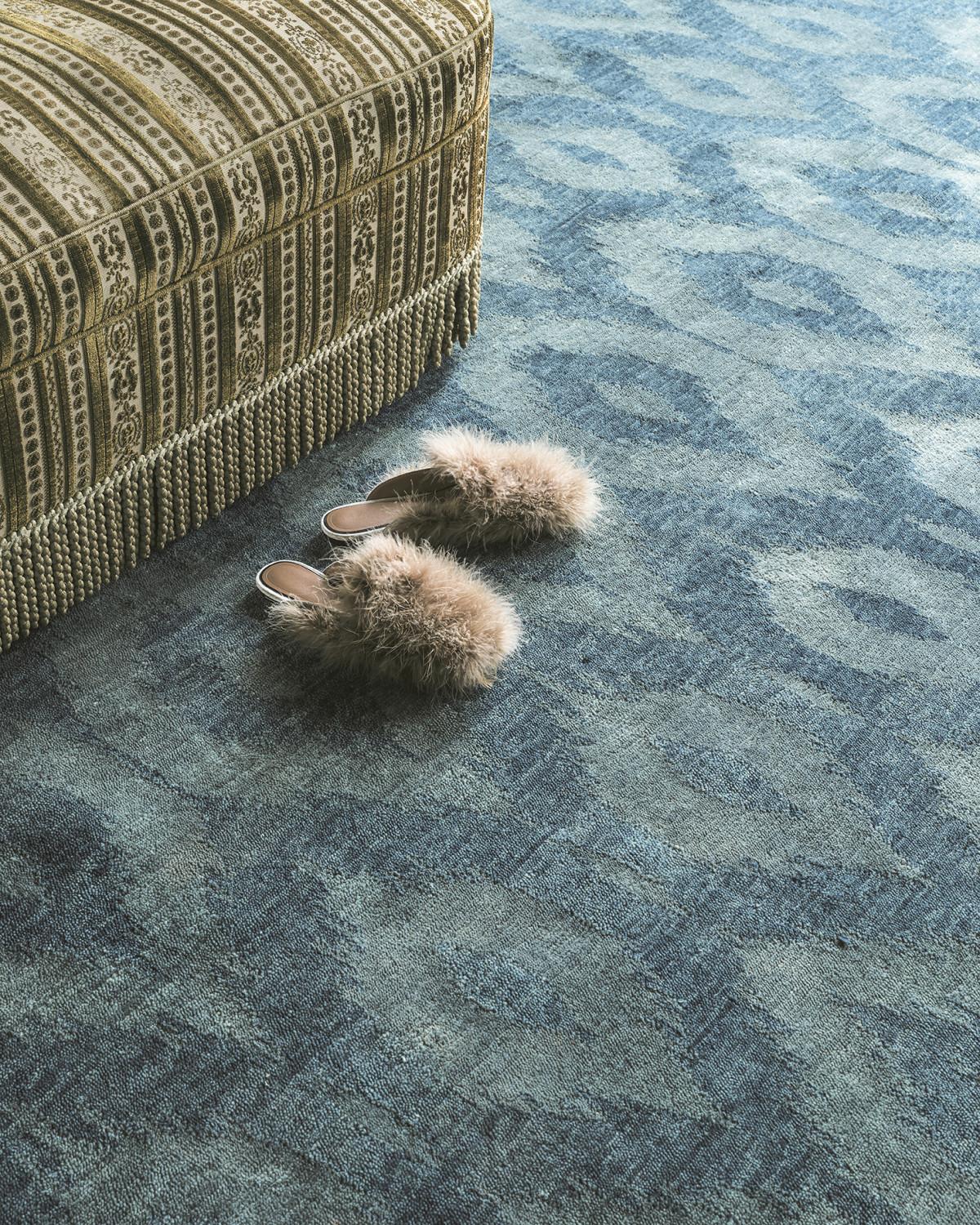 Pale Turquoise IT300G Ikat 425 Rectangular Rug in Hand-knotted Wool by Mohebban In New Condition For Sale In Geneve, CH