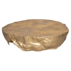 Itá Coffee Table with Gold Finish Design