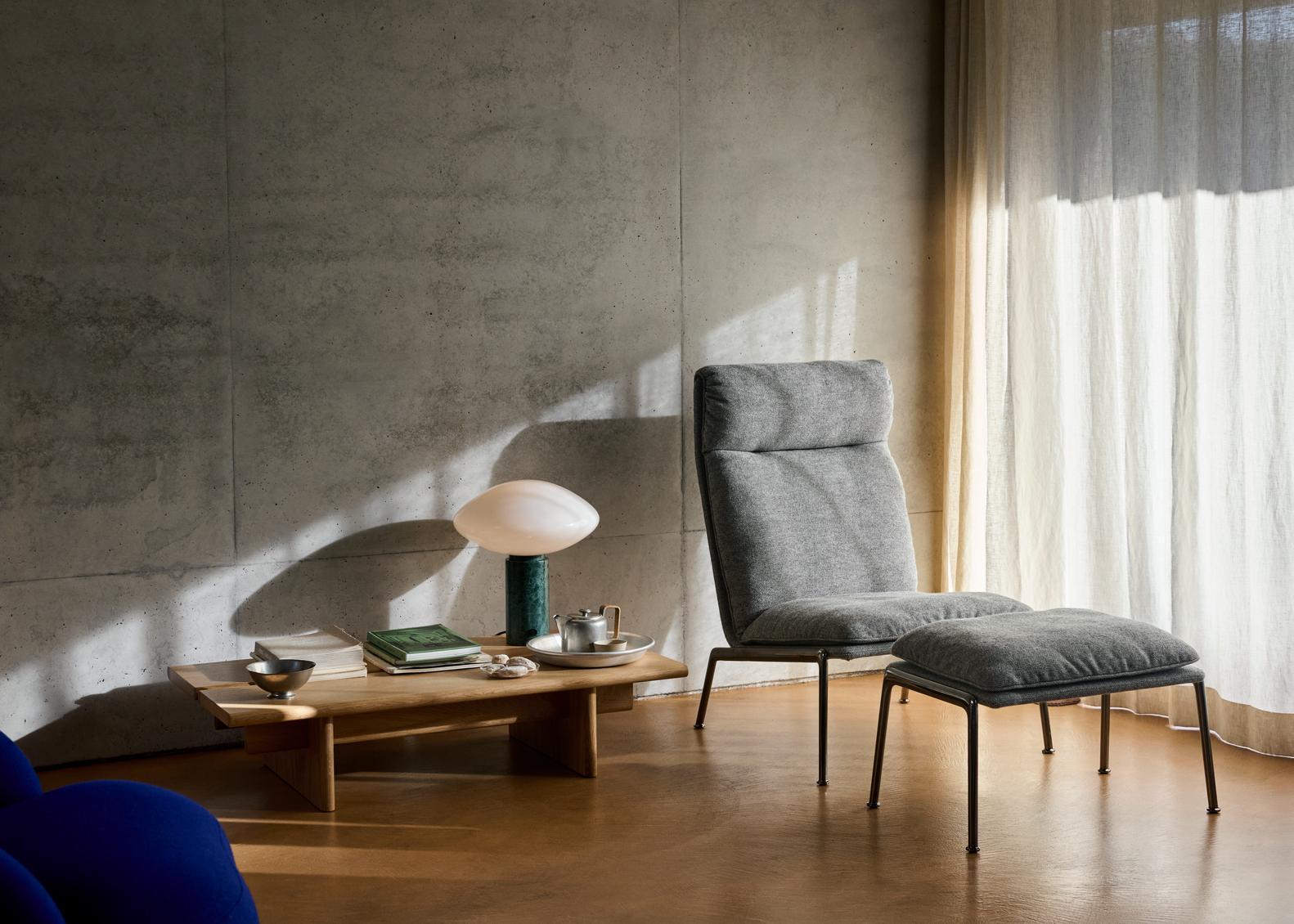 Affichant un poids visuel distinct, le profil bas de la table basse Ita réussit à ancrer chaque espace qu'elle occupe. Cette table est un plan ouvert qui permet d'exposer des livres et des objets significatifs. Elle confère une signification