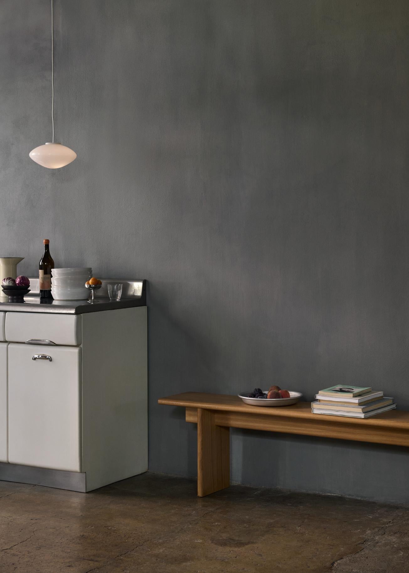 Conçue pour compléter la table à manger Ita, la banquette Ita est une extension cohérente de l'identité centrale de la collection. Axé sur la fonctionnalité et les matériaux naturels, le banc est disponible en deux tailles et a été méticuleusement