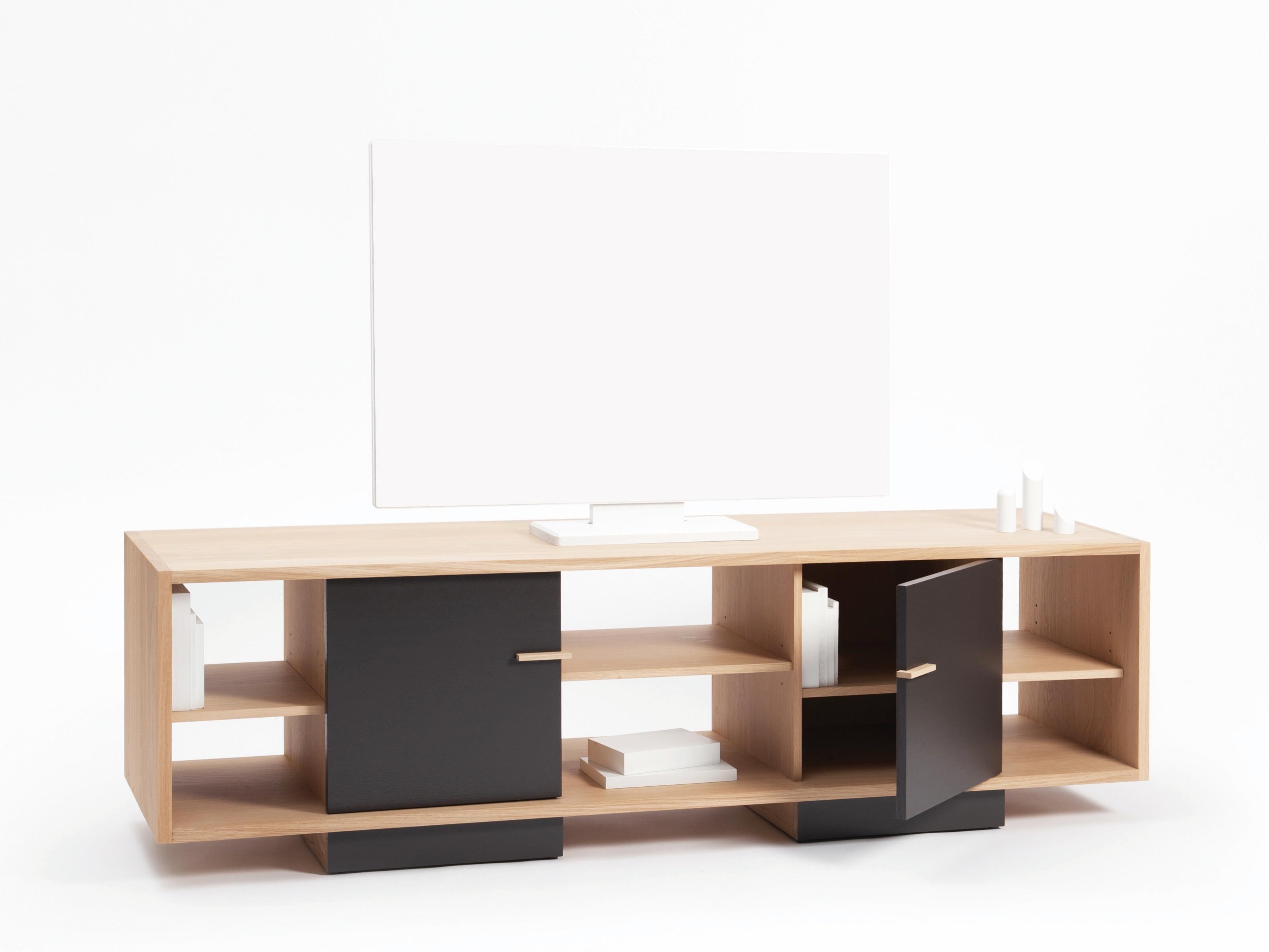 Simple et élégant, le meuble TV ITA s'inspire du minimalisme japonais. Sa longueur (1,64m), ses 2 portes et ses 5 étagères réglables offriront beaucoup d'espace et de rangement caché pour le matériel multimédia. Sur roulettes, il est donc facile à
