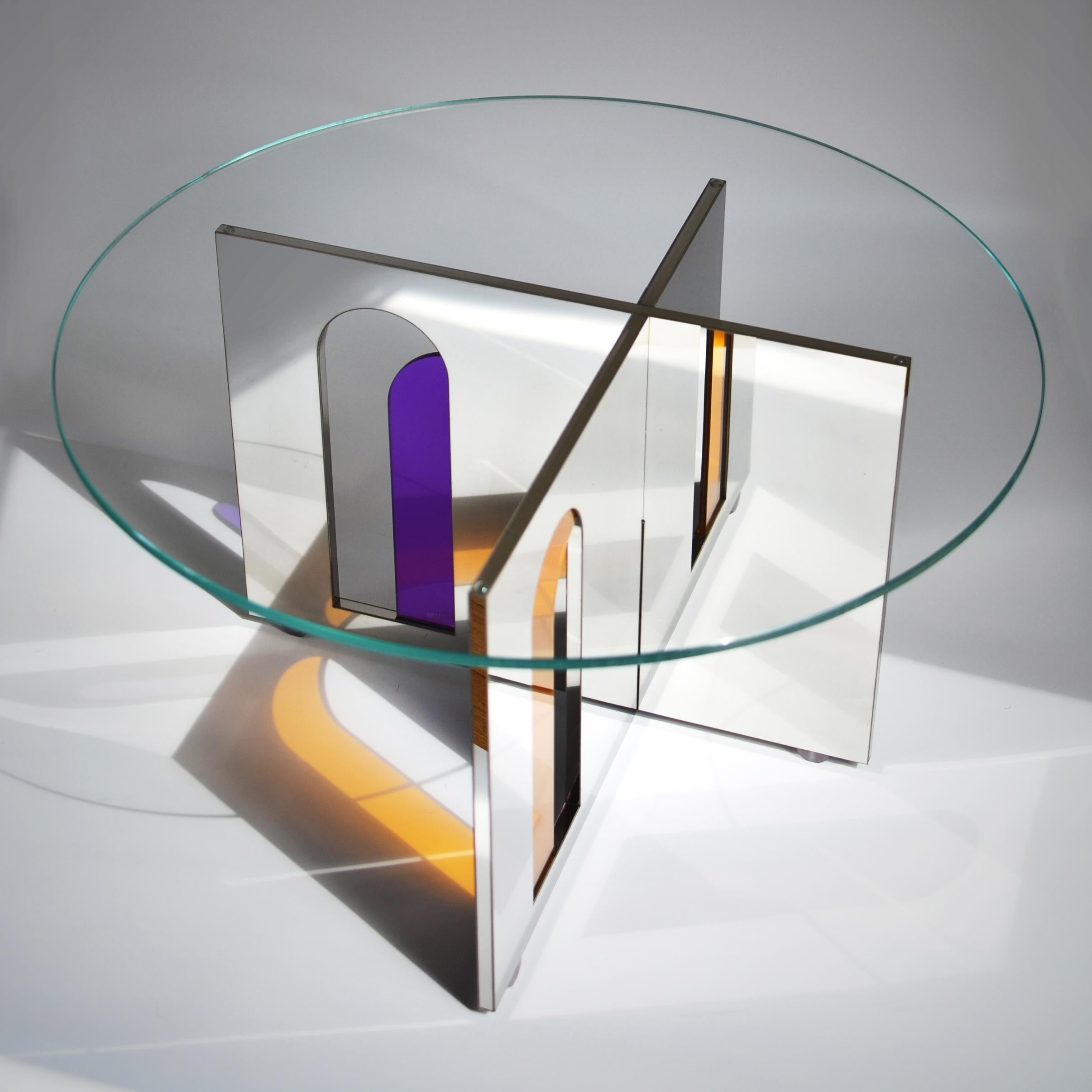 Une porte qui mène à une infinité d'autres.
Les géométries des tables basses Itaca vous invitent à un voyage sans destination, ou plutôt où les rencontres, les expériences et les aventures sont elles-mêmes la destination. La combinaison des surfaces