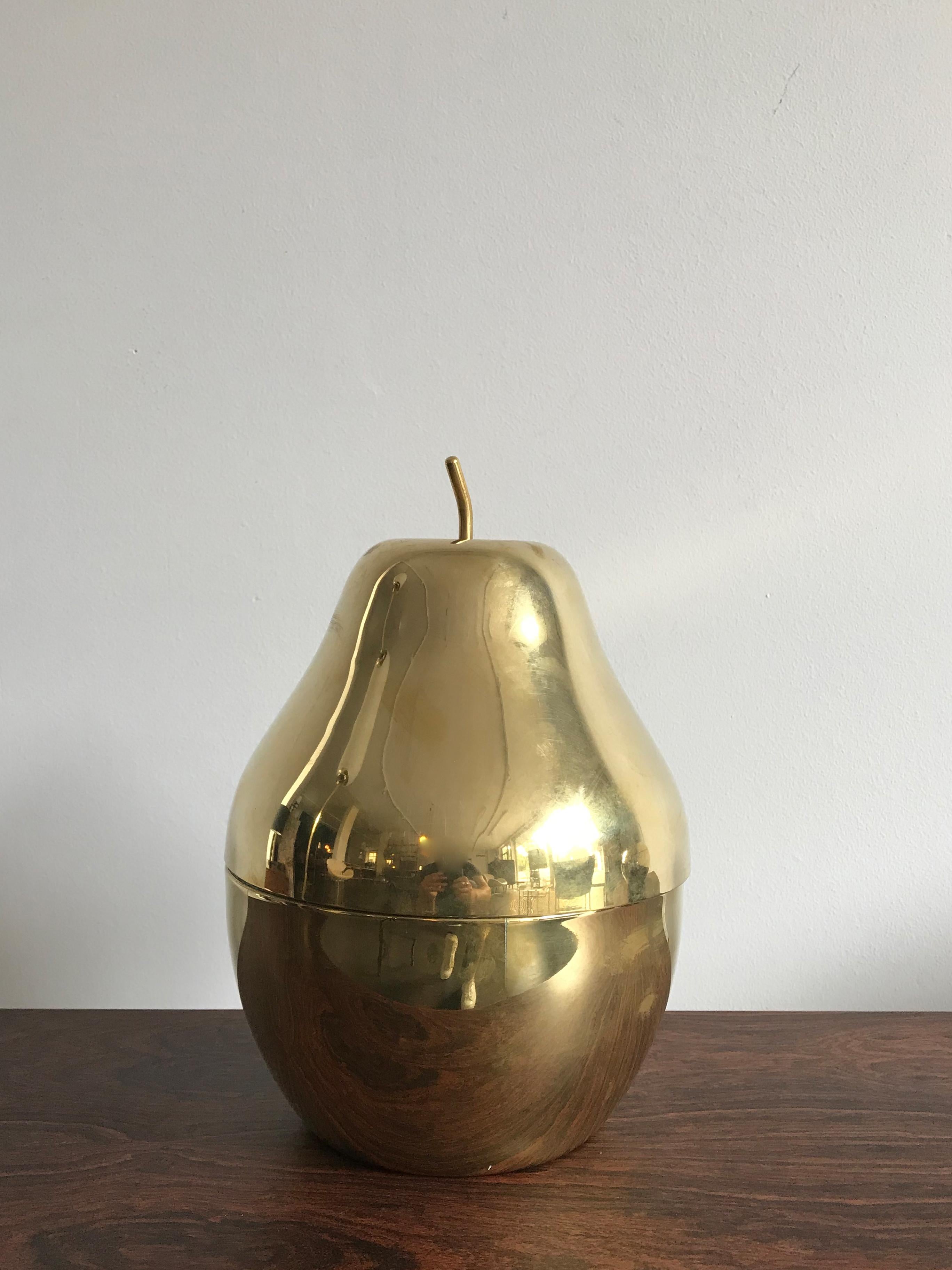 Pear or apple shaped Italian brass containers or boxes ... cookie holders, sweet holders, candy boxes etc ... 1970s.
Size:
Pear: height 27 cm - diameter 20 cm
Apple: height 21 cm - diameter 20 cm.

Please note that the items are original of the