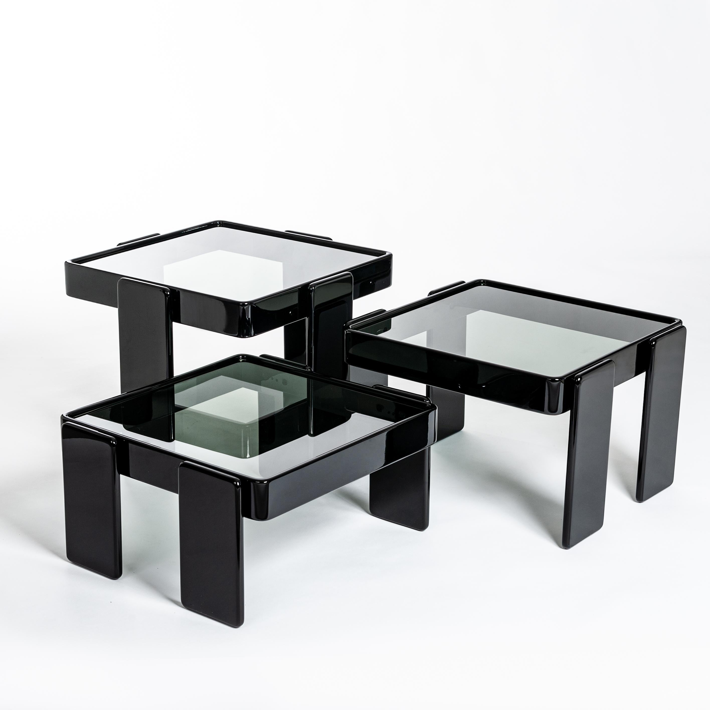 Satz von drei stapelbaren Tischen von Gianfranco Frattini, Italien, 1970er Jahre.
Das Holz wurde aufgrund der abgenutzten Oberfläche komplett neu lackiert und ist nun in perfektem Zustand.
Die grünen Originaltischplatten aus Glas passen perfekt zur