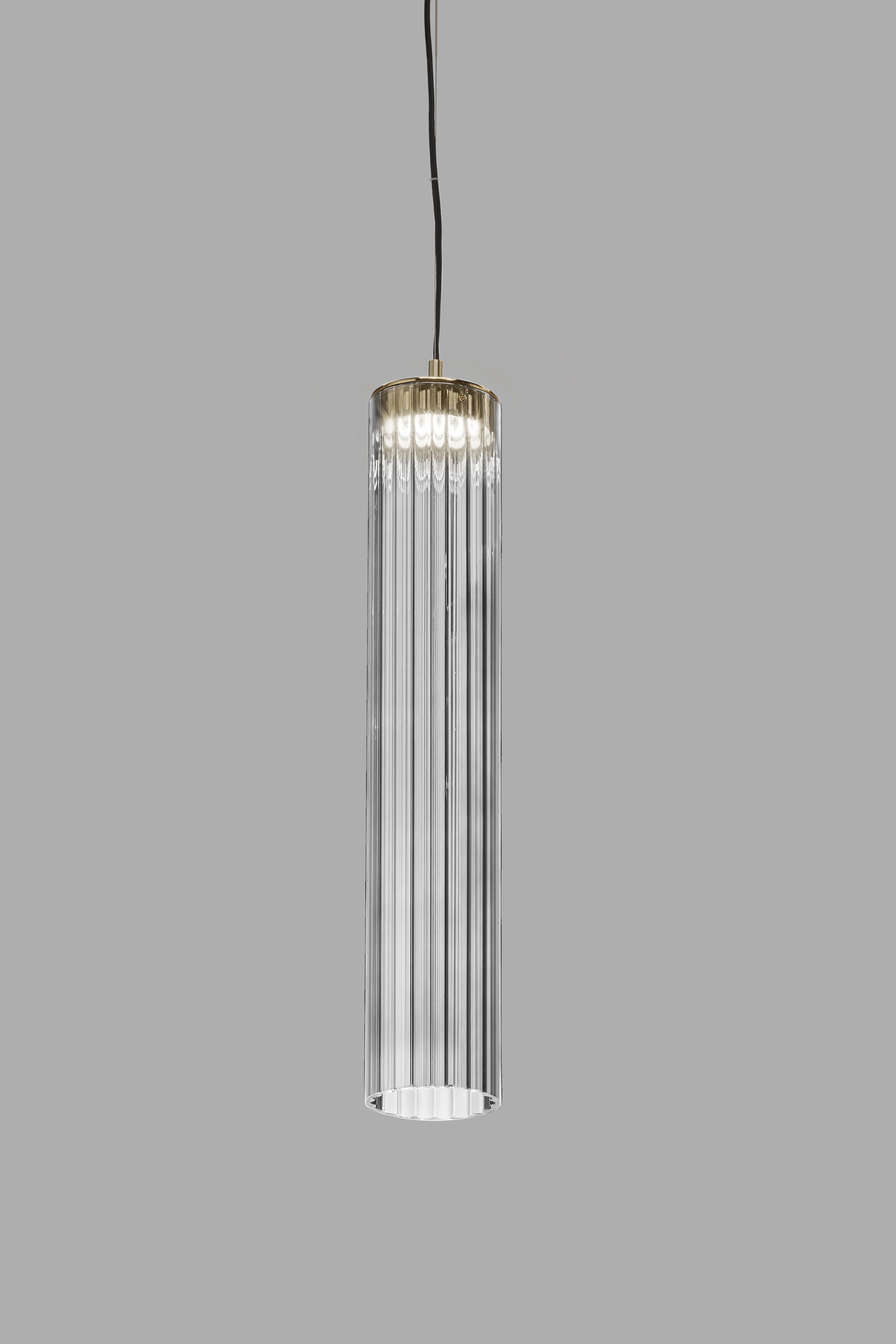 Lampada a sospensione Itala S1 Big Transparent di Euroluce Bigli
Dimensioni: Ø 12 x H. 70 cm.
Materiali: Metallo e vetro.

Disponibile in diversi colori e tre diverse dimensioni. I prezzi possono variare. Tutte le nostre lampade possono essere