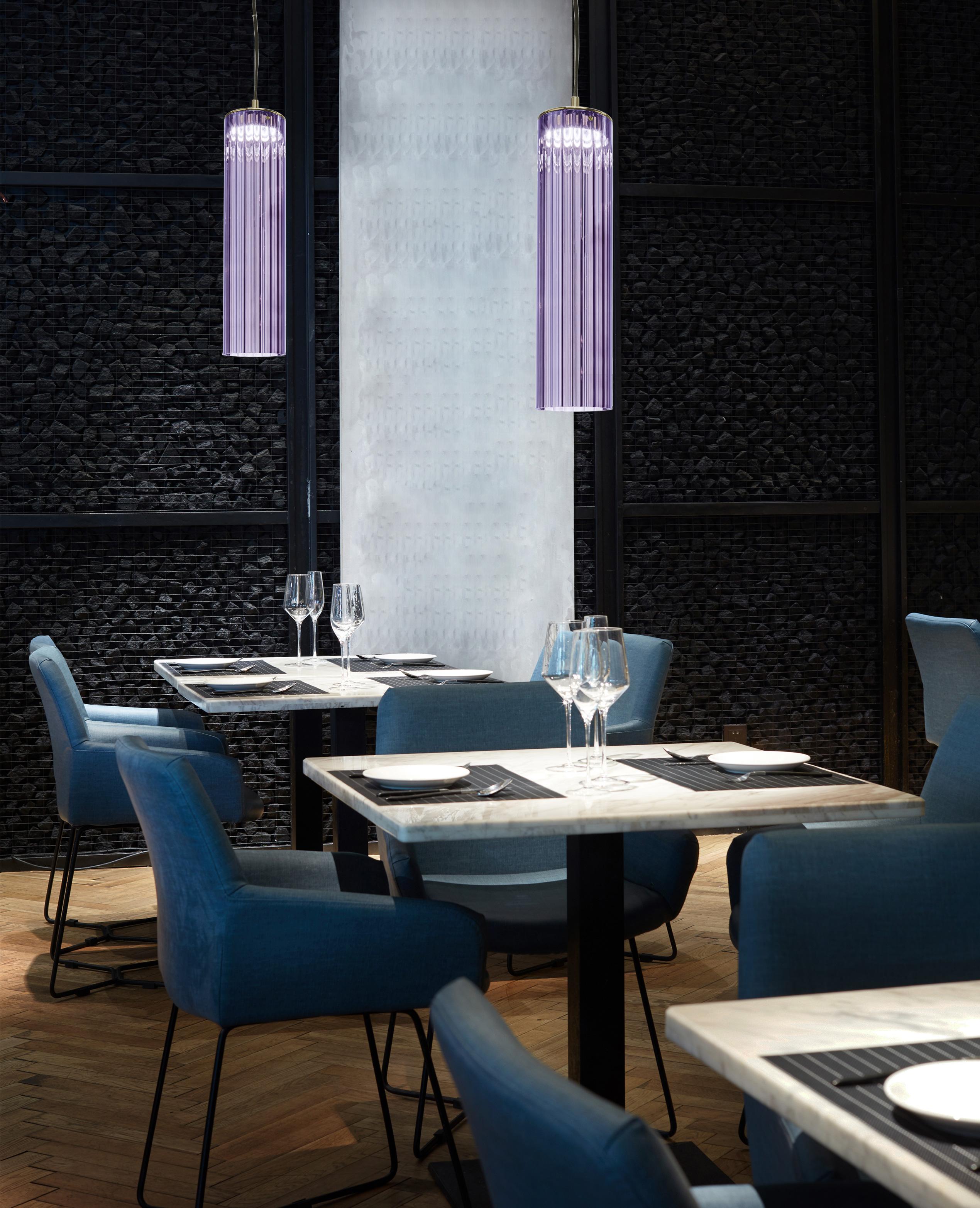 Lampada a sospensione Itala S1 Small Violet di Euroluce Lampadari
Dimensioni: Ø 12 x H. 50 cm.
Materiali: Metallo e vetro.

Disponibile in diversi colori e tre diverse dimensioni. I prezzi possono variare. Tutte le nostre lampade possono essere