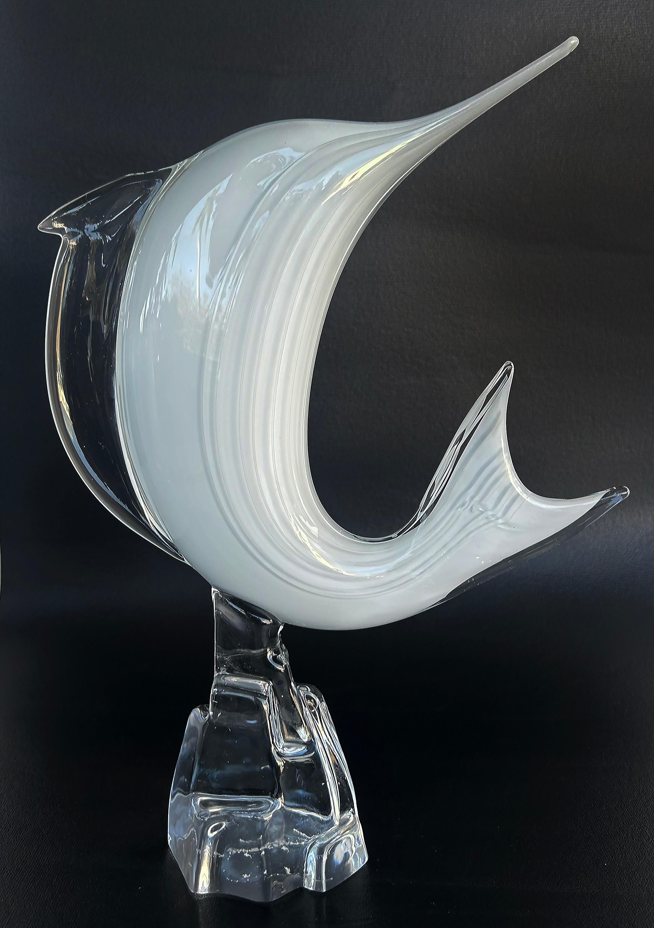 Licio Zanetti Murano Glass Sommerso Lattimo Escultura de delfín Italia circa 1980 Italiano en venta