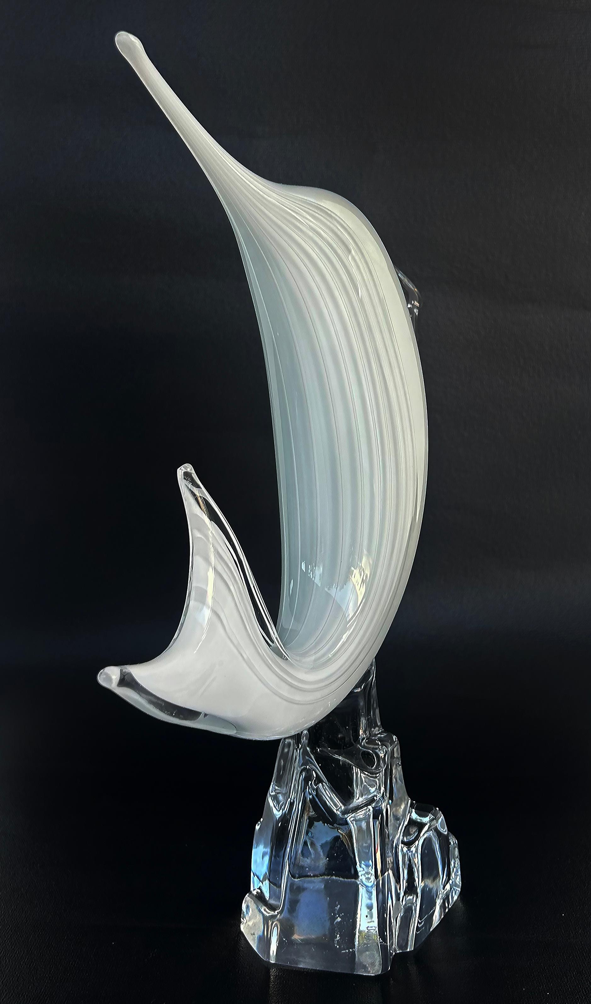 Licio Zanetti Murano Glass Sommerso Lattimo Escultura de delfín Italia circa 1980 en Bueno estado para la venta en Miami, FL