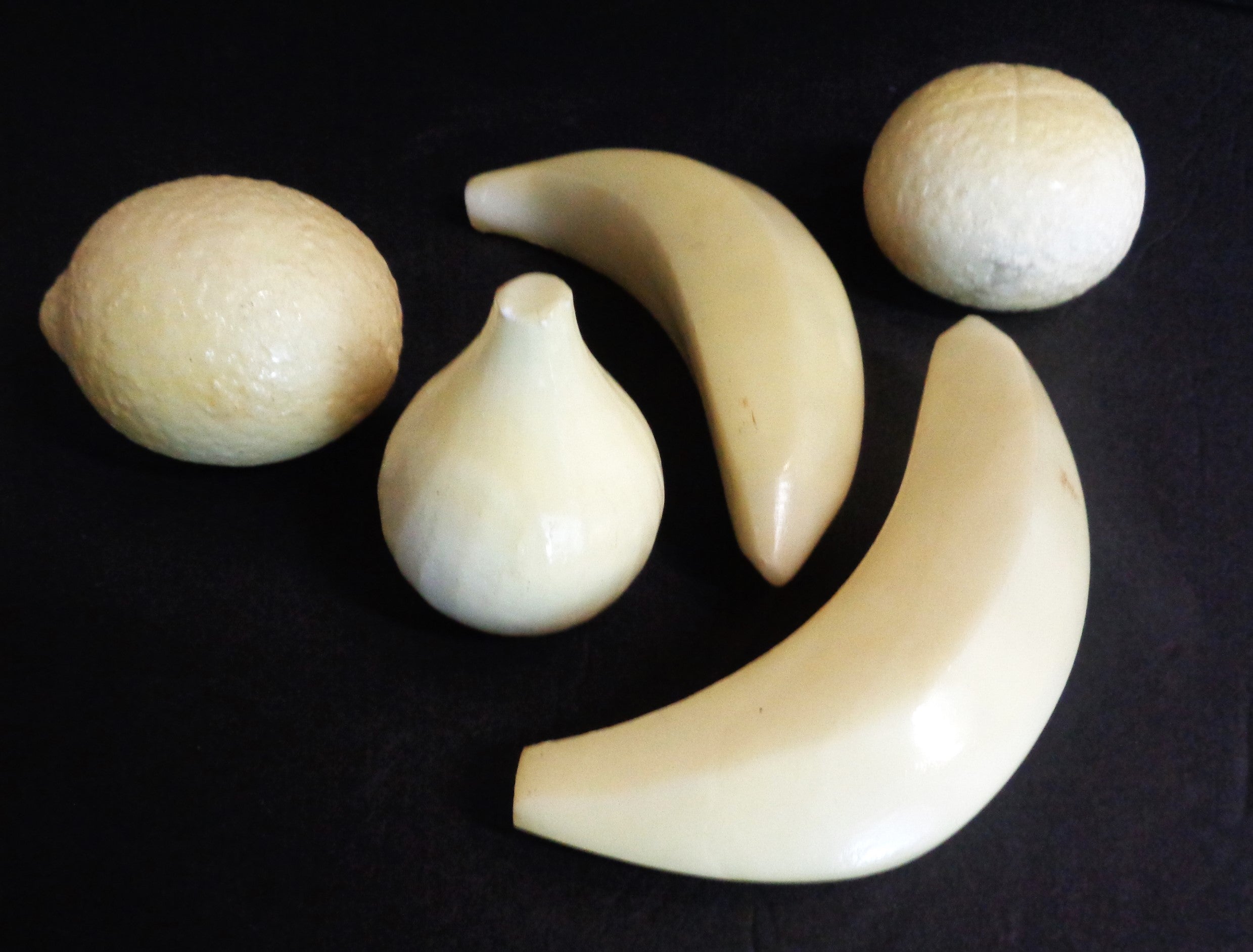 Groupe de cinq fruits en pierre d'albâtre sculptés en Italie, de couleur ivoire. Deux bananes ( 6