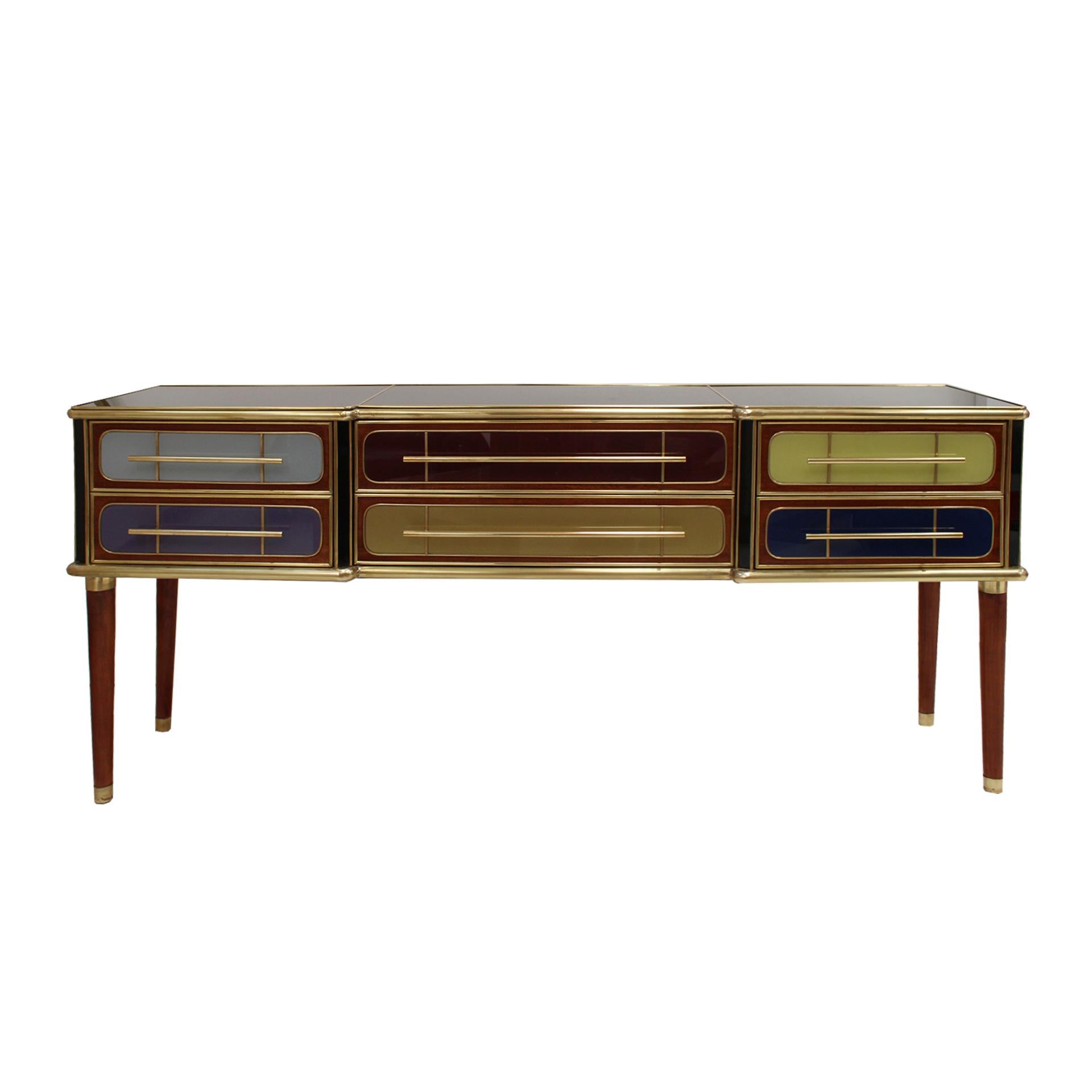 Splendida credenza italiana della metà del secolo scorso con un design sorprendente degli anni '50. Questo squisito pezzo presenta una struttura in legno massiccio, elegantemente ricoperta da pannelli di vetro colorato che donano un tocco vibrante e