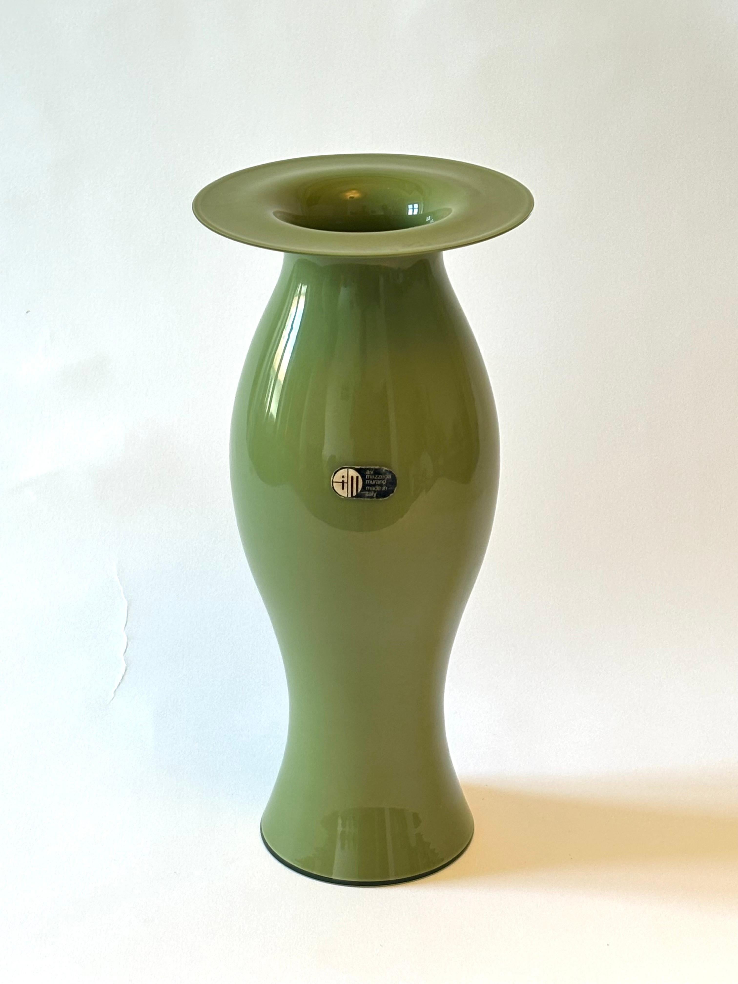 Glasvase, entworfen von Carlo Nason und hergestellt von A.V. Mazzega, 1975s. Mit Original Label.

Biografie
Der italienische Designer Carlo Nason wurde 1935 in Murano in eine Familie von erfahrenen Glasmachern geboren. Sein Vater, Vincenzo Nason,