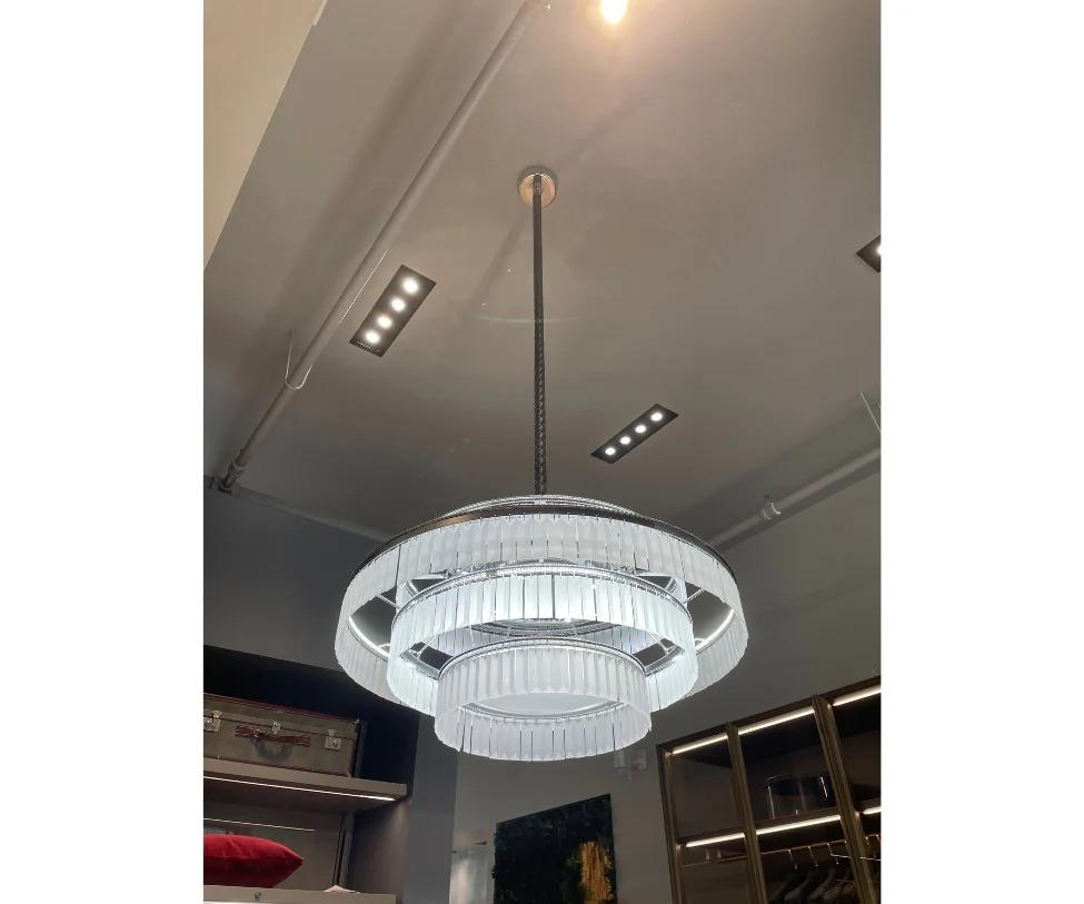 Ciondolo in metallo con finitura nichel oro ed elementi in vetro acidato e dettagli in pelle.

Materiale: Nichel, vetro, plexiglass, metallo
Luce: Temperatura: 3000K Lumen: 7400 Led: 63W