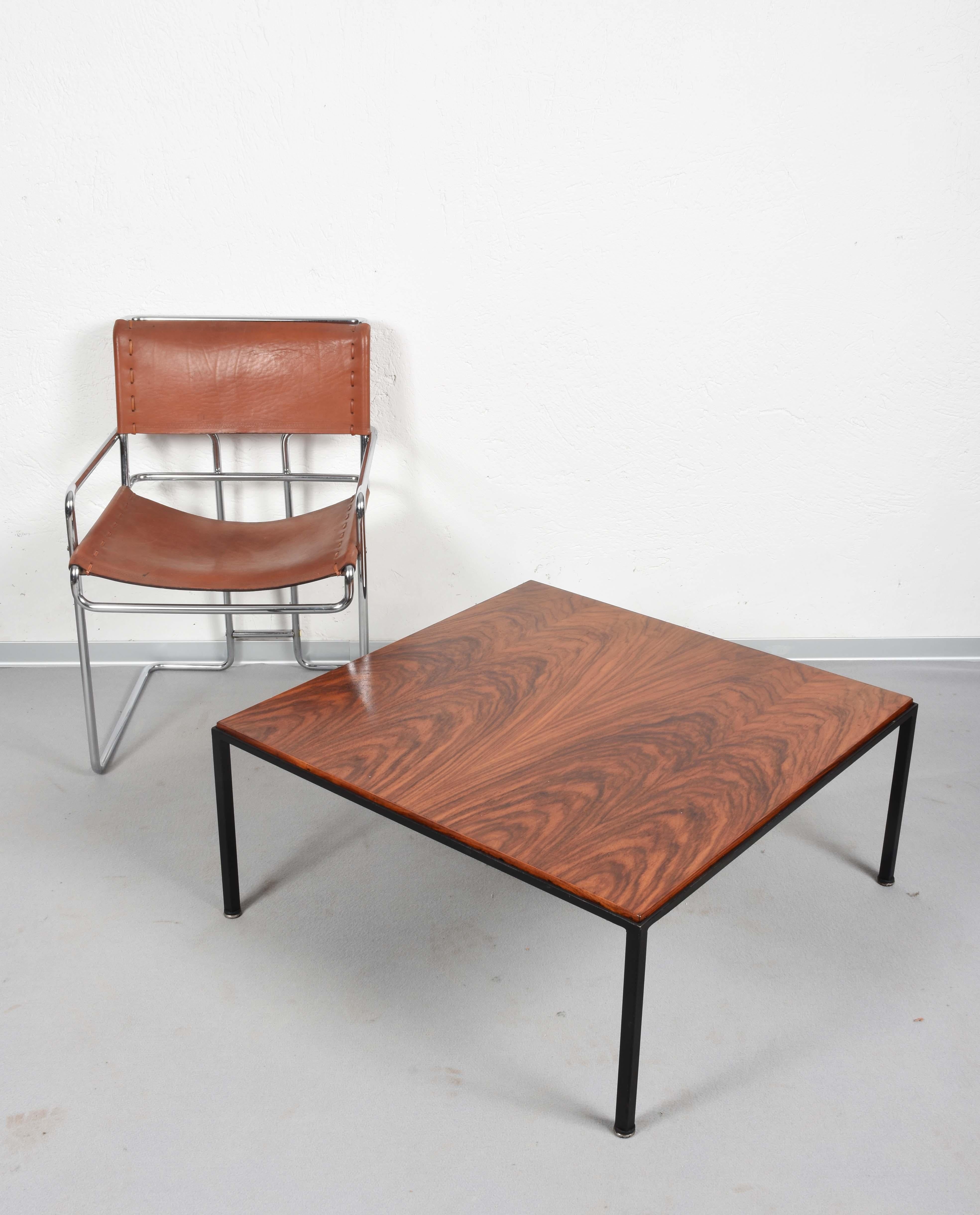 Italienisches Design Mitte des Jahrhunderts Holz und Eisen Quadratischer italienischer Couchtisch, 1960er Jahre im Angebot 2