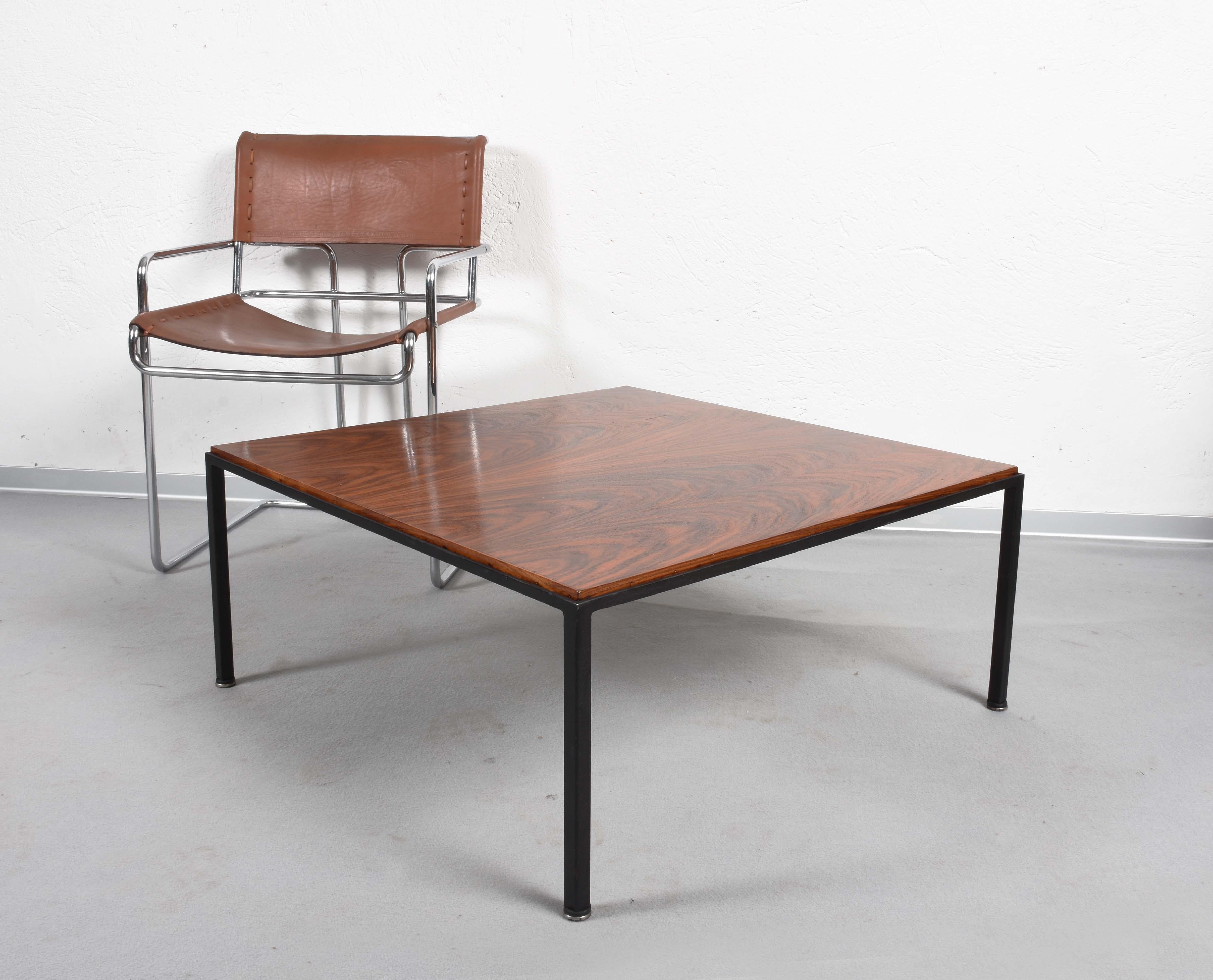 Italienisches Design Mitte des Jahrhunderts Holz und Eisen Quadratischer italienischer Couchtisch, 1960er Jahre im Angebot 3
