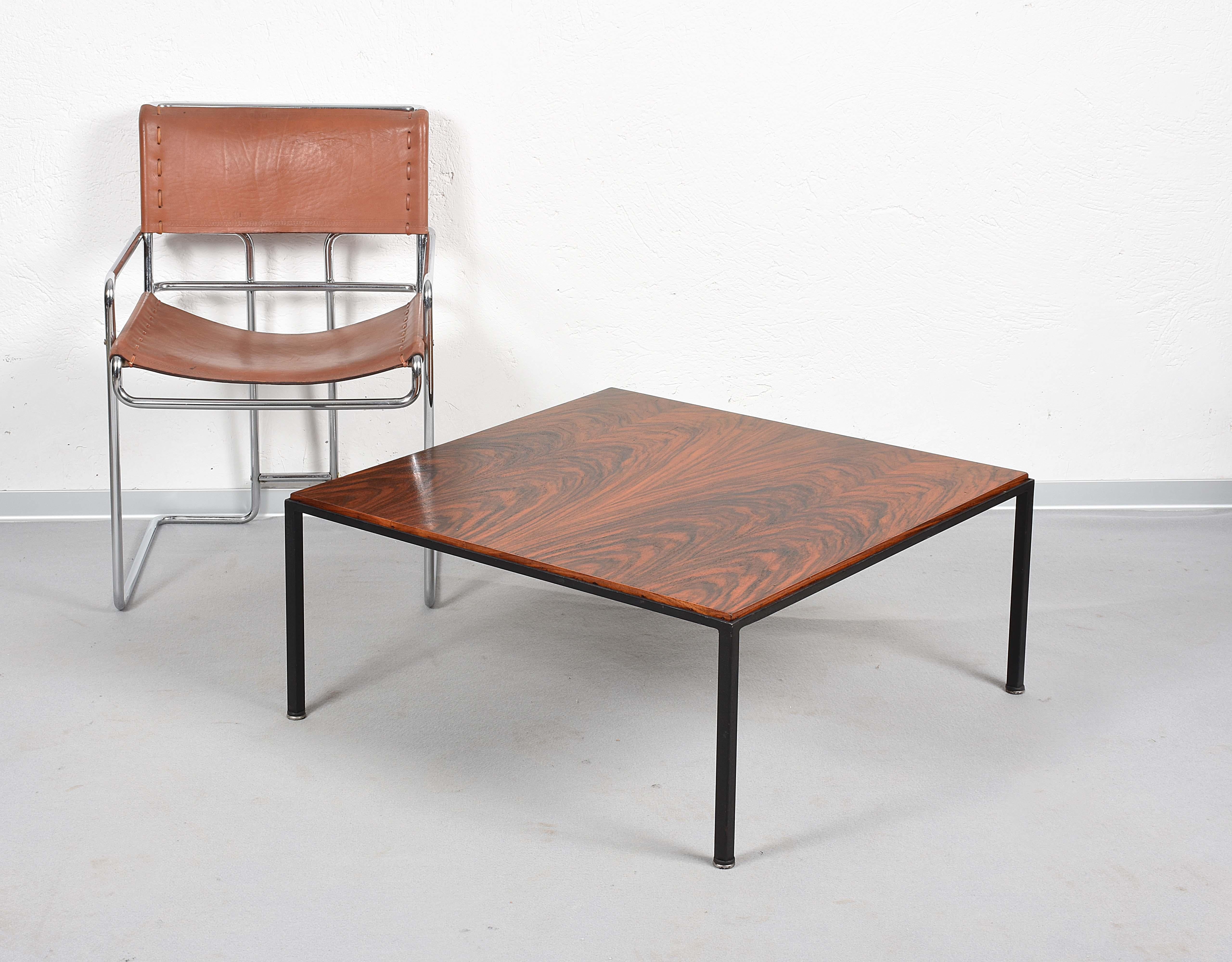 Italienisches Design Mitte des Jahrhunderts Holz und Eisen Quadratischer italienischer Couchtisch, 1960er Jahre im Angebot 4