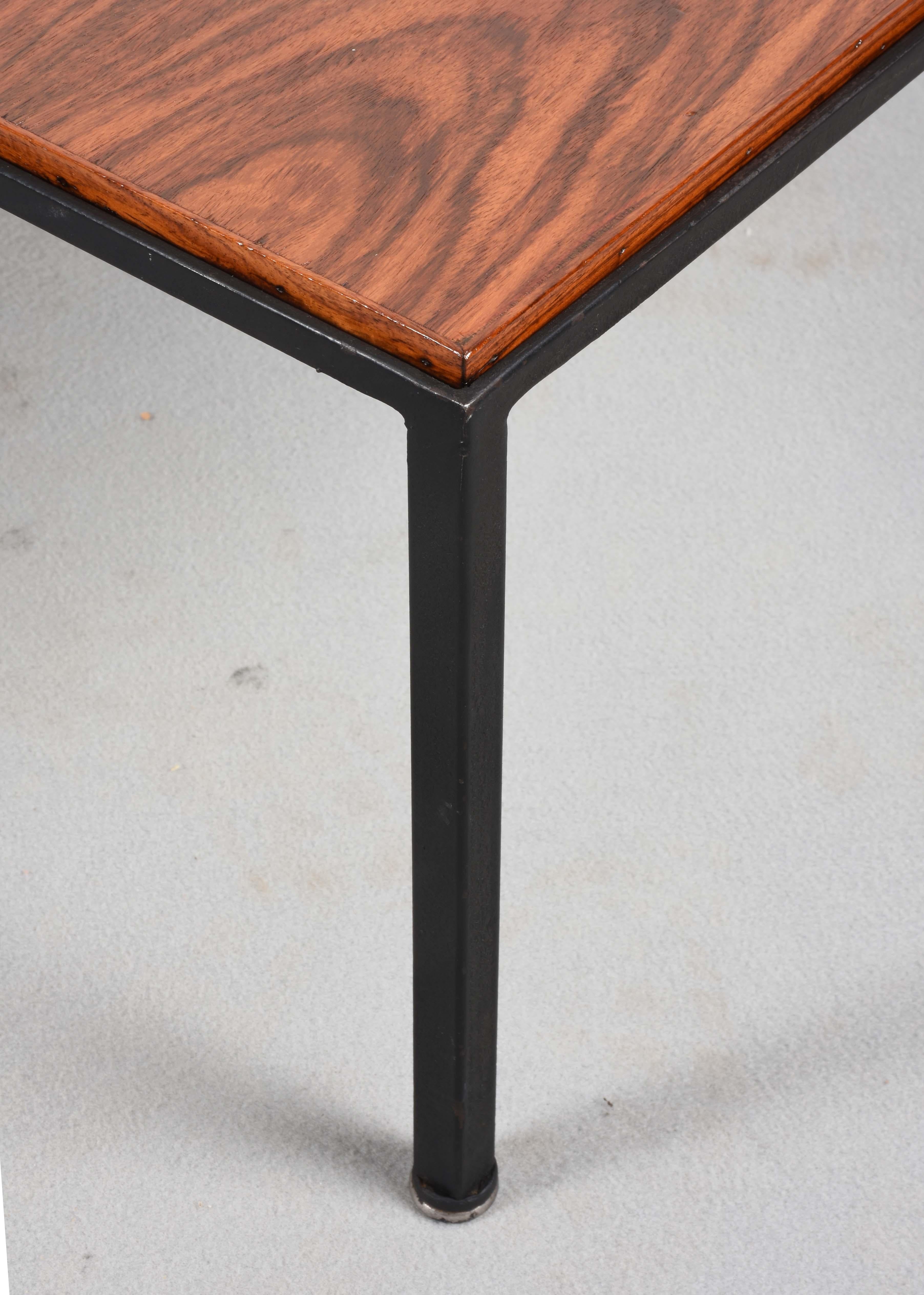 Italienisches Design Mitte des Jahrhunderts Holz und Eisen Quadratischer italienischer Couchtisch, 1960er Jahre im Angebot 5