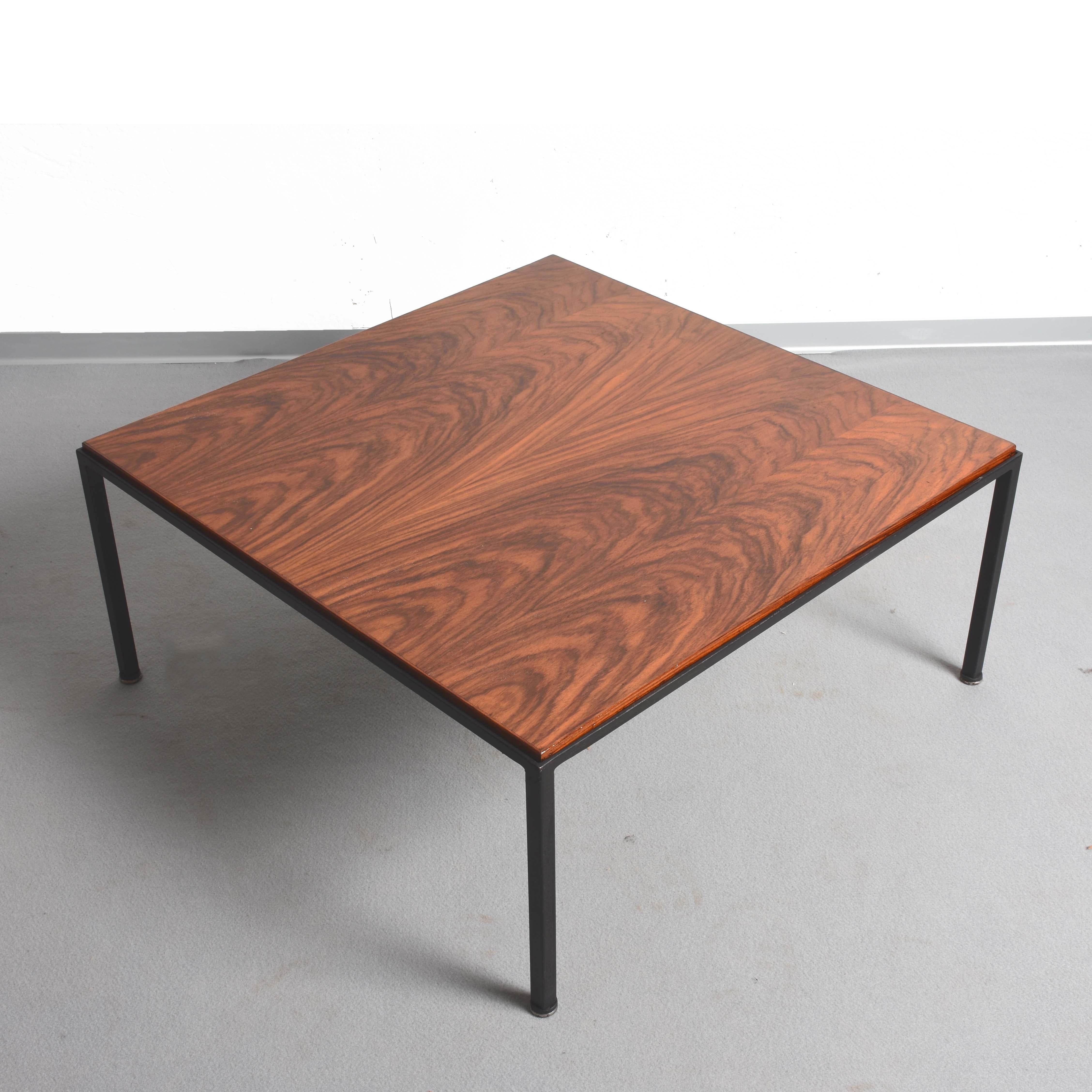 Italienisches Design Mitte des Jahrhunderts Holz und Eisen Quadratischer italienischer Couchtisch, 1960er Jahre (Moderne der Mitte des Jahrhunderts) im Angebot