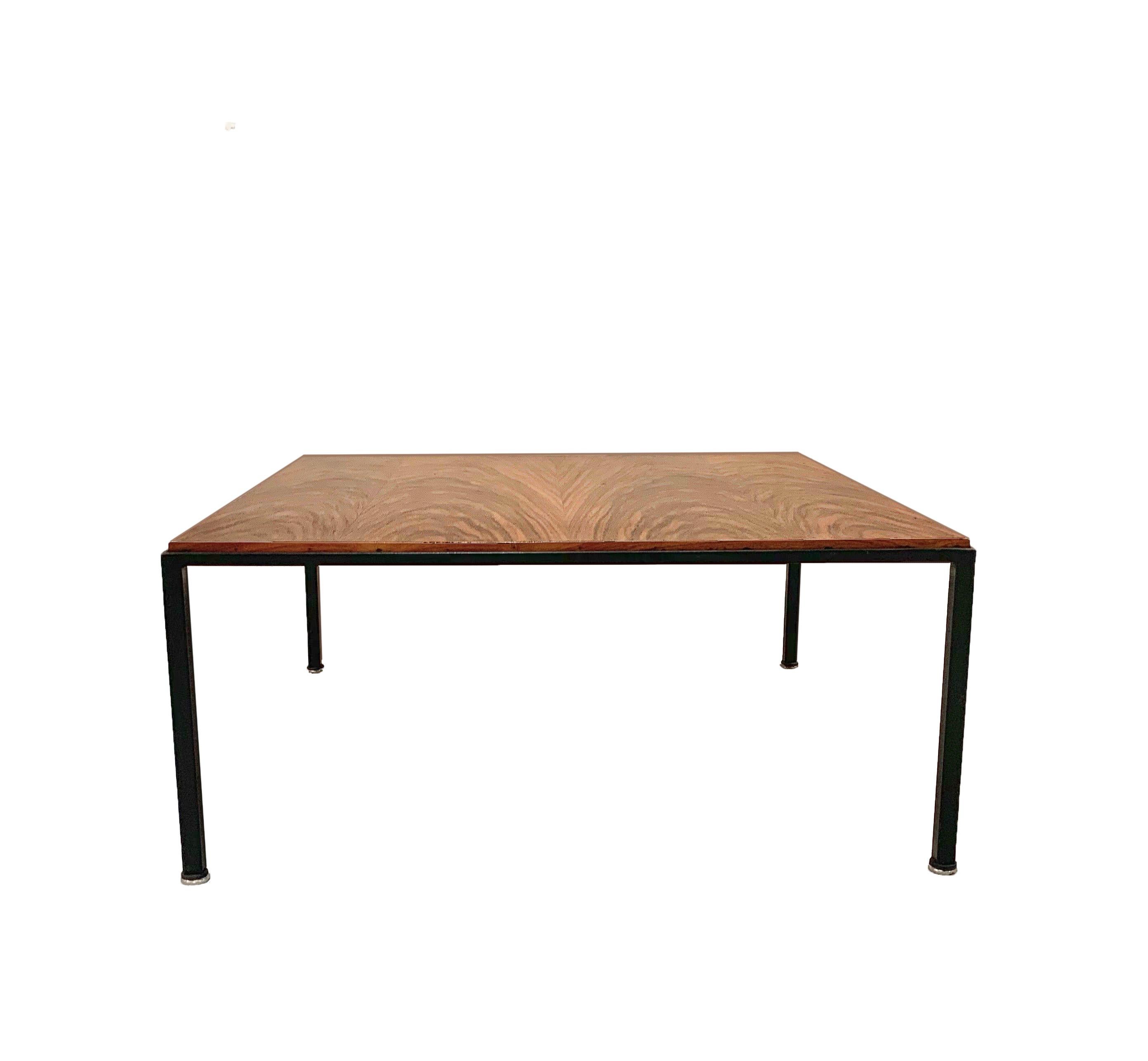 Italienisches Design Mitte des Jahrhunderts Holz und Eisen Quadratischer italienischer Couchtisch, 1960er Jahre (Emailliert) im Angebot