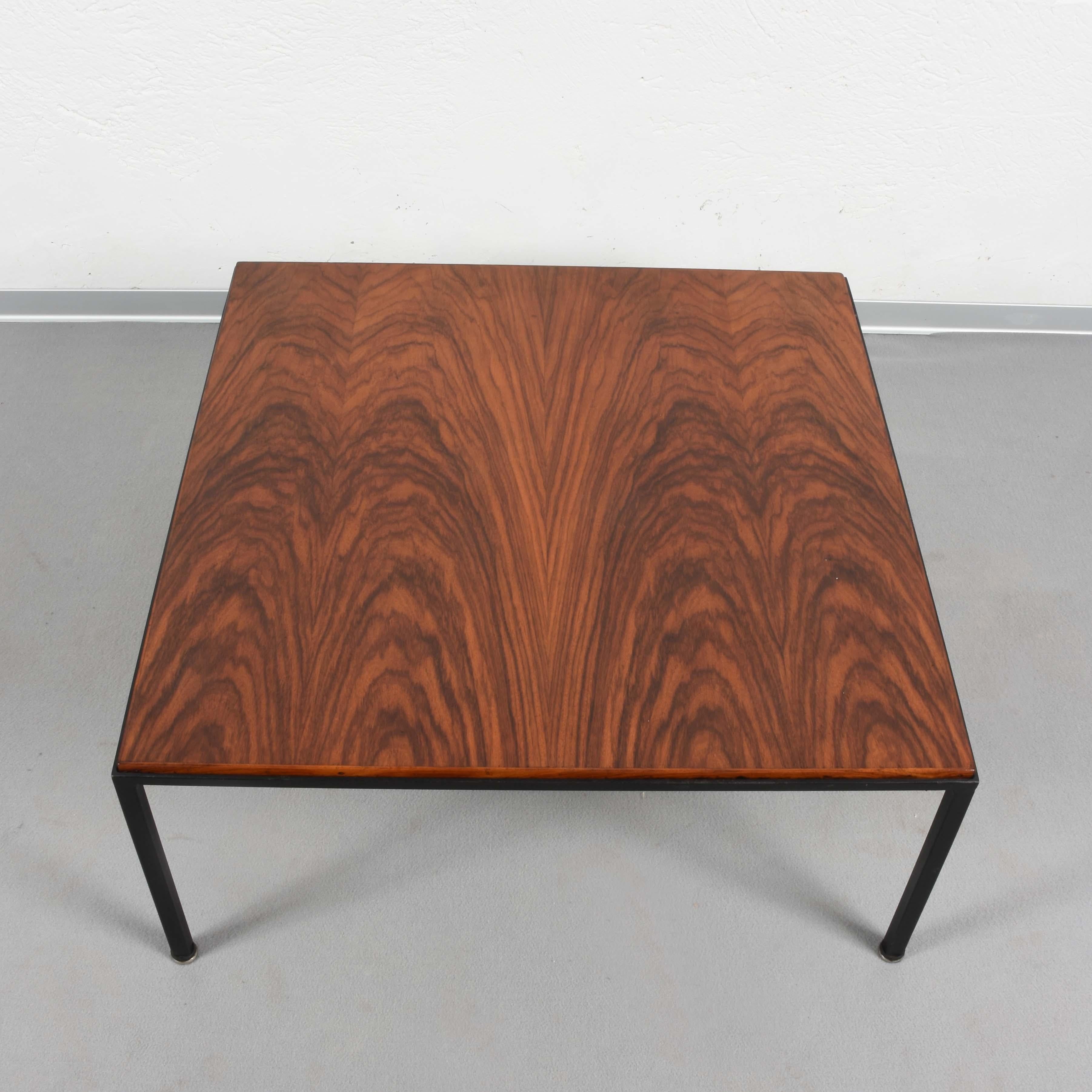 Italienisches Design Mitte des Jahrhunderts Holz und Eisen Quadratischer italienischer Couchtisch, 1960er Jahre (Ende des 20. Jahrhunderts) im Angebot
