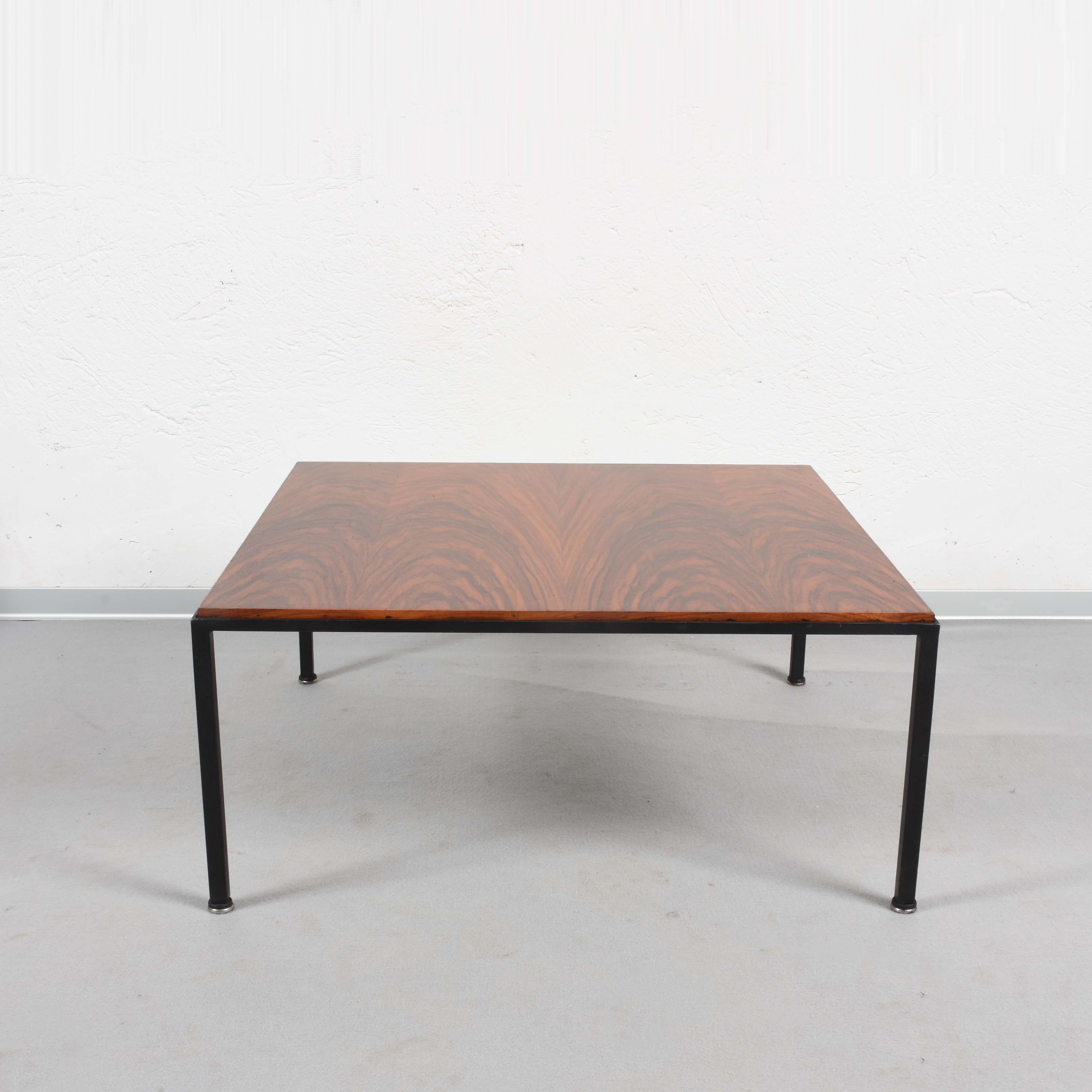 Italienisches Design Mitte des Jahrhunderts Holz und Eisen Quadratischer italienischer Couchtisch, 1960er Jahre (Metall) im Angebot