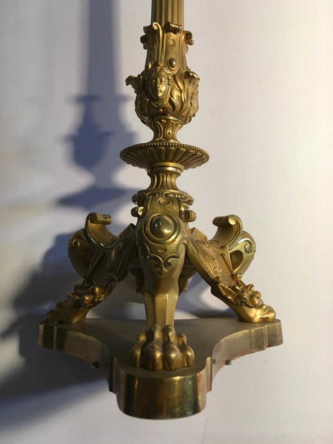 Italy Mid-18th Century  pair of brass Empire five lights candleholders or table lamps

This wonderful pair of brass candle holders, is a magnificent hand made work by Italian artisan of mid 18th Century. The emblem in the feet indicates the nobility