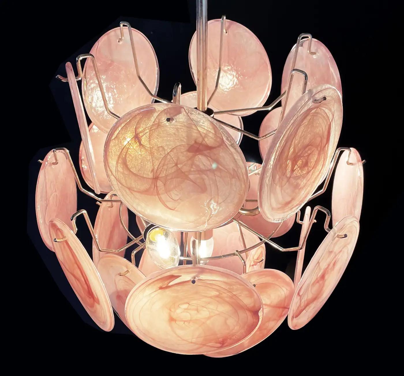 Lustre italien en Murano. Chaque lustre est composé de 24 fantastiques disques iridescents rose albâtre dans un cadre métallique en nickel.
Période : fin du 20e siècle
Dimensions:41.30 pouces (105 cm) de hauteur avec la chaîne ; 20.50 pouces (52 cm)