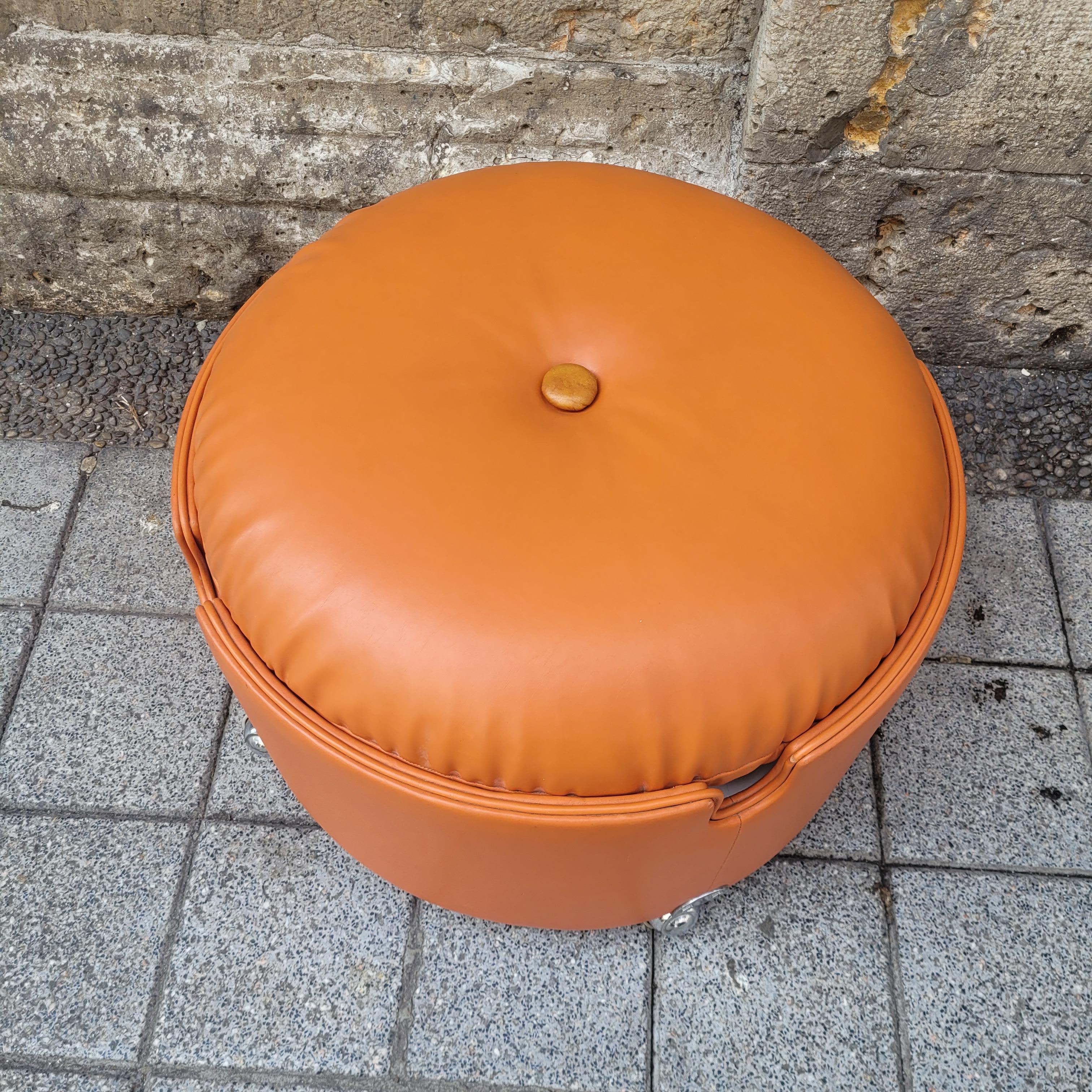 Italia Orange leather pouf Luigi Massoni for Poltrona Frau For Sale 2