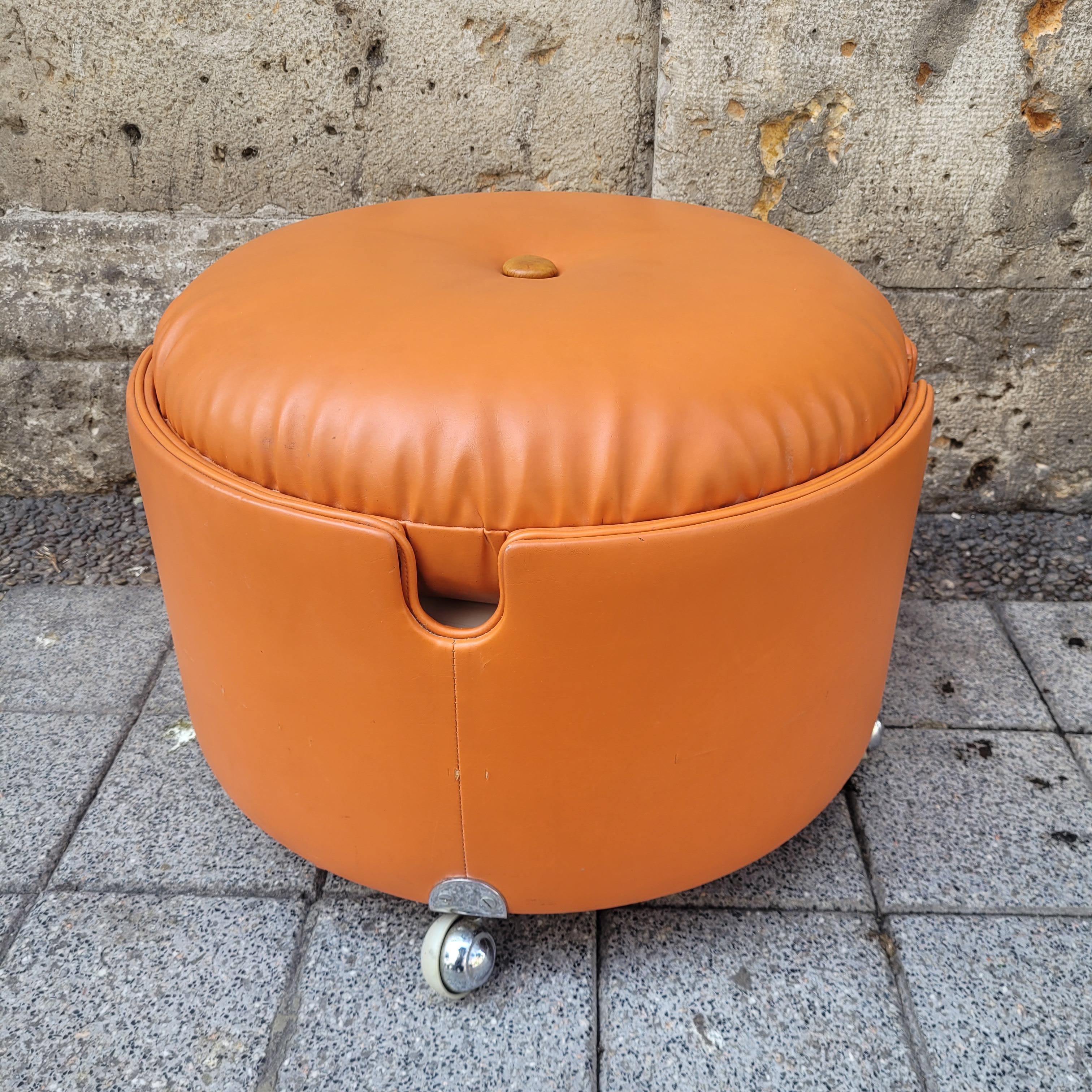 Italia Orange leather pouf Luigi Massoni for Poltrona Frau For Sale 4