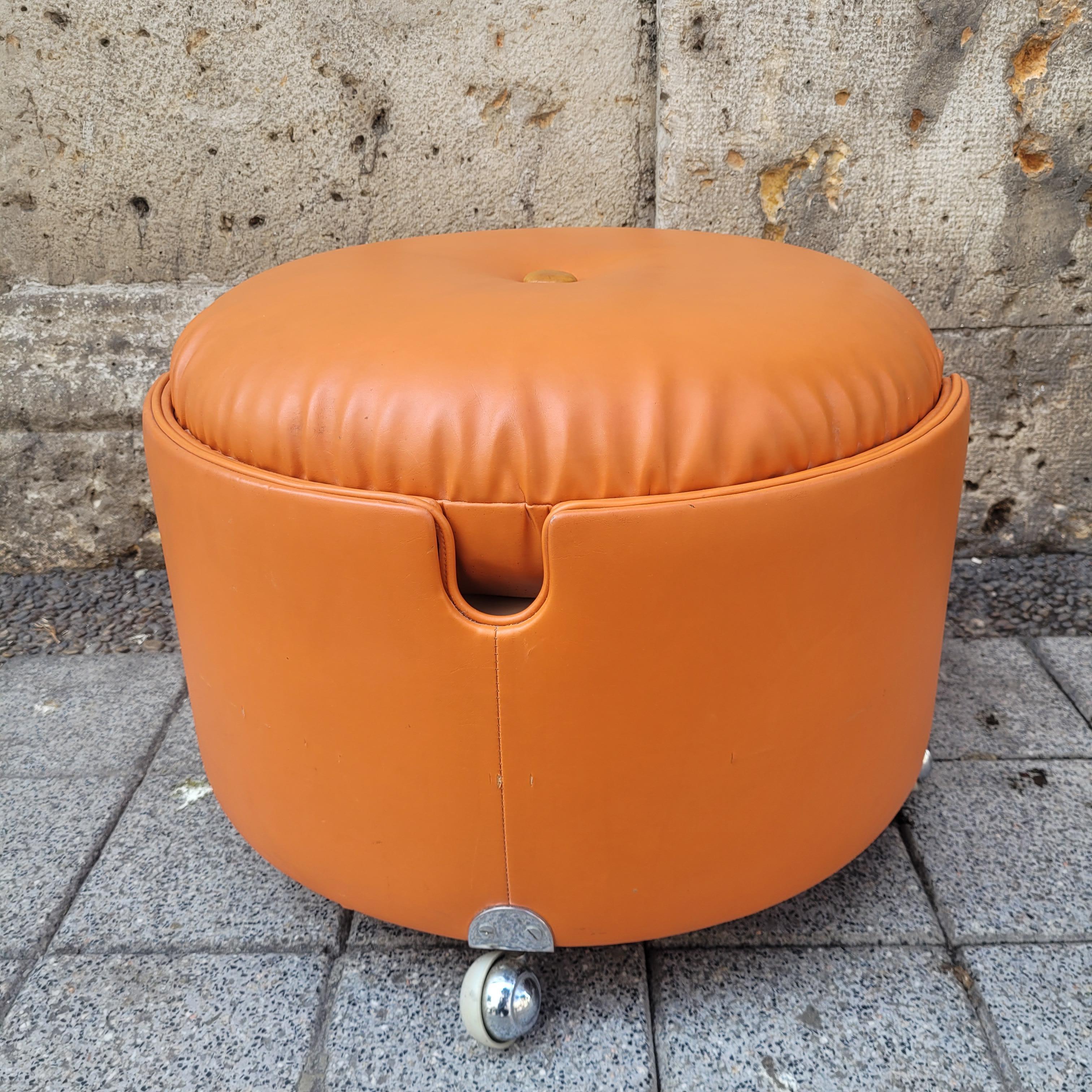 Italia Orange leather pouf Luigi Massoni for Poltrona Frau For Sale 5