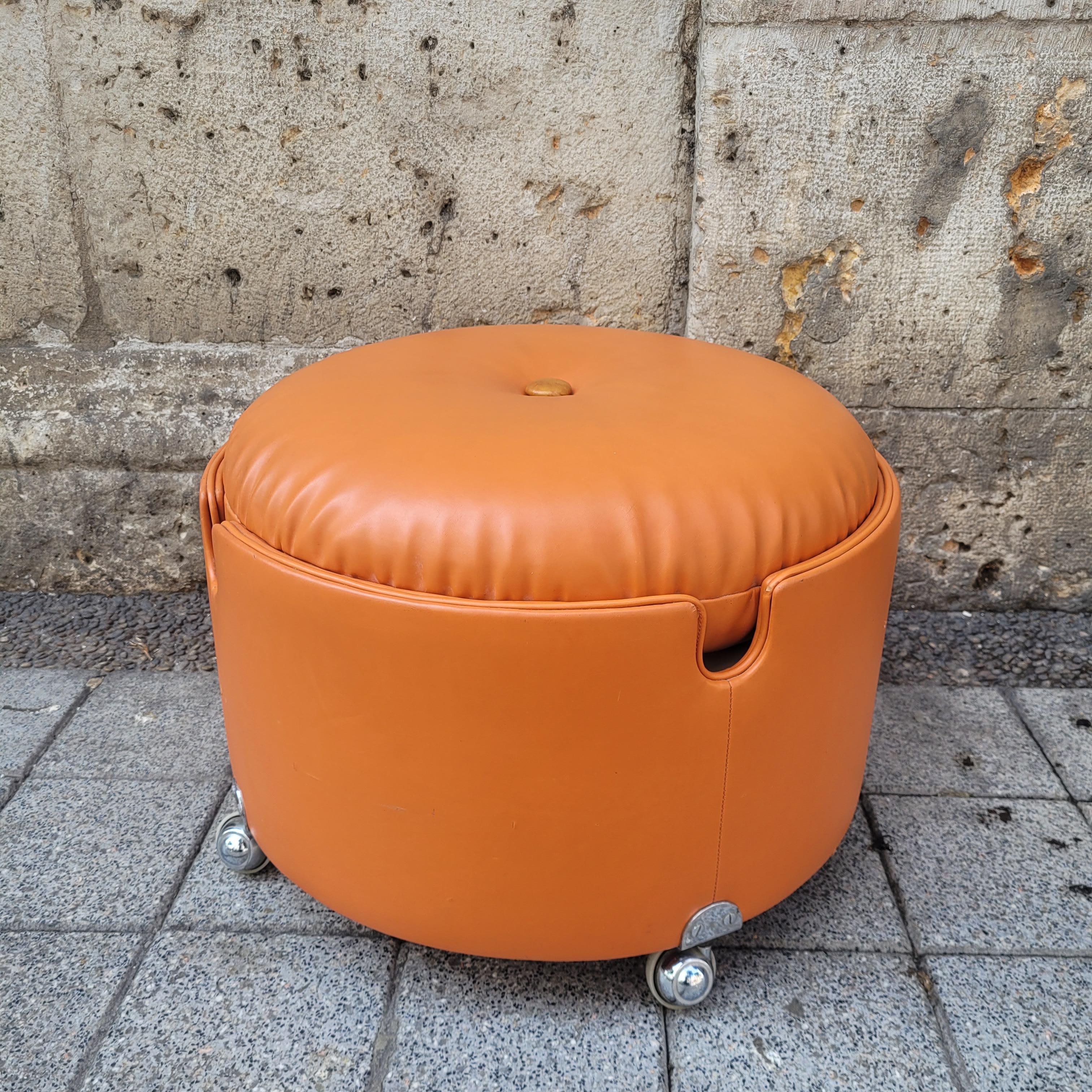 Italia Orange leather pouf Luigi Massoni for Poltrona Frau For Sale 12