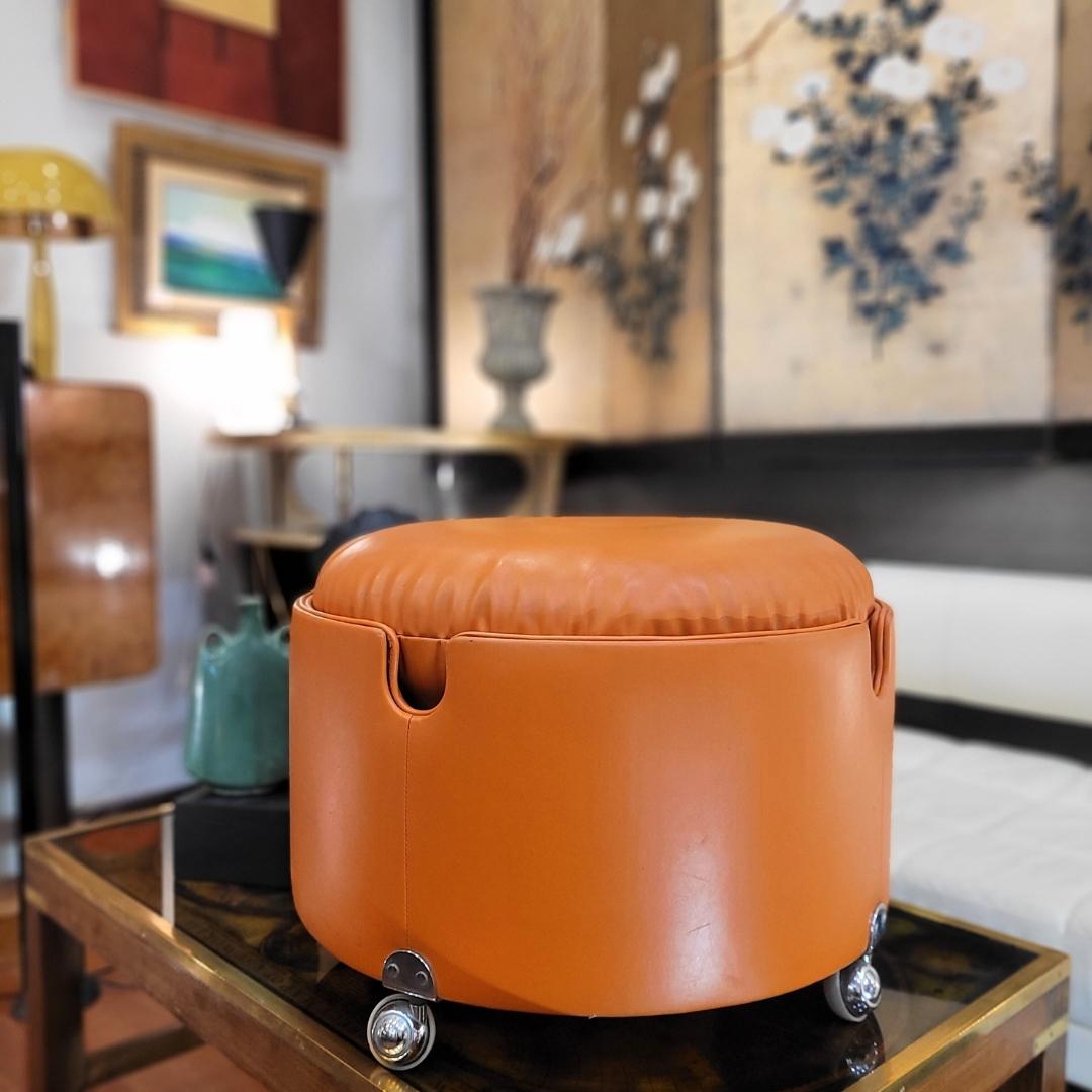 Italia Orange leather pouf Luigi Massoni for Poltrona Frau In Good Condition For Sale In Valladolid, ES