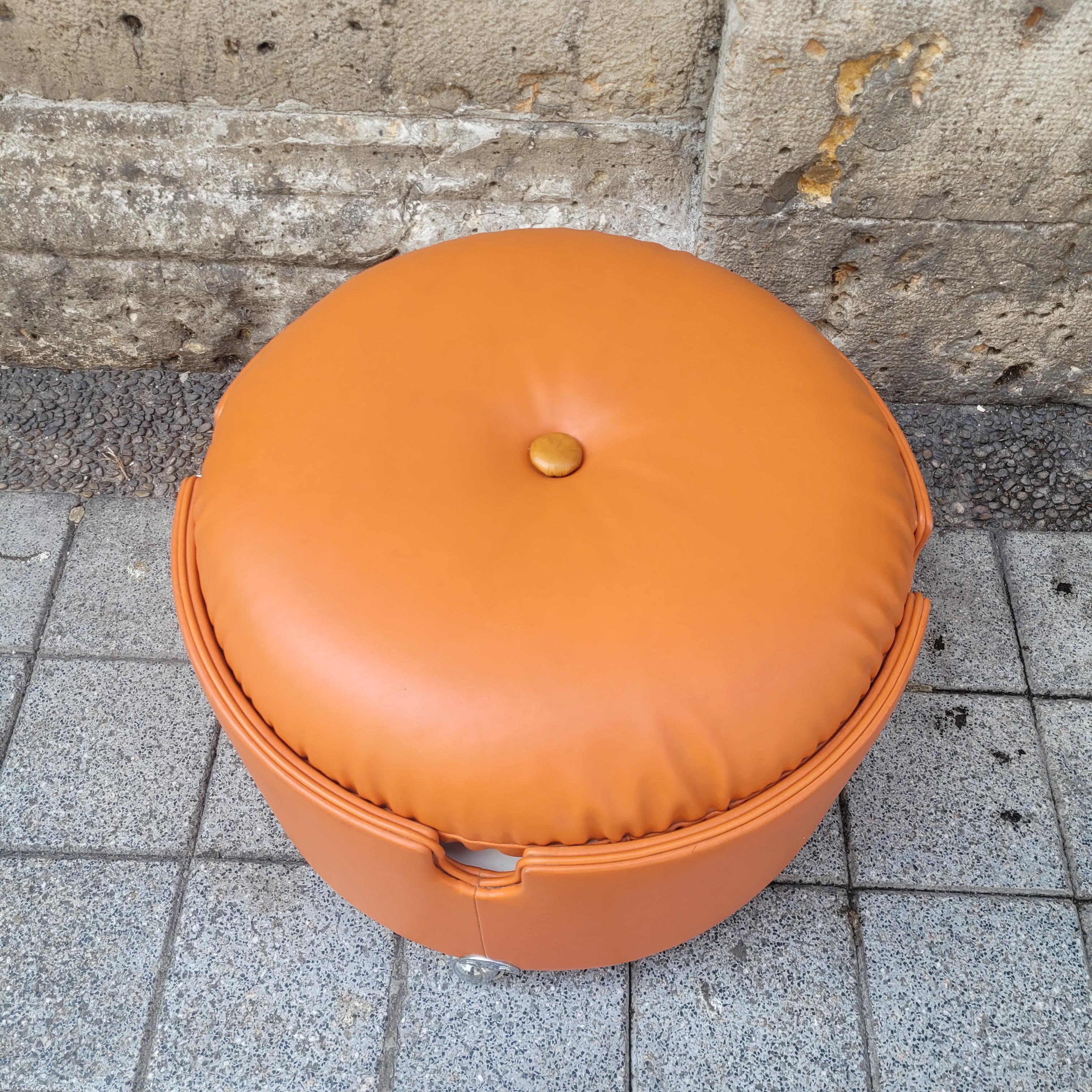 Late 20th Century Italia Orange leather pouf Luigi Massoni for Poltrona Frau For Sale