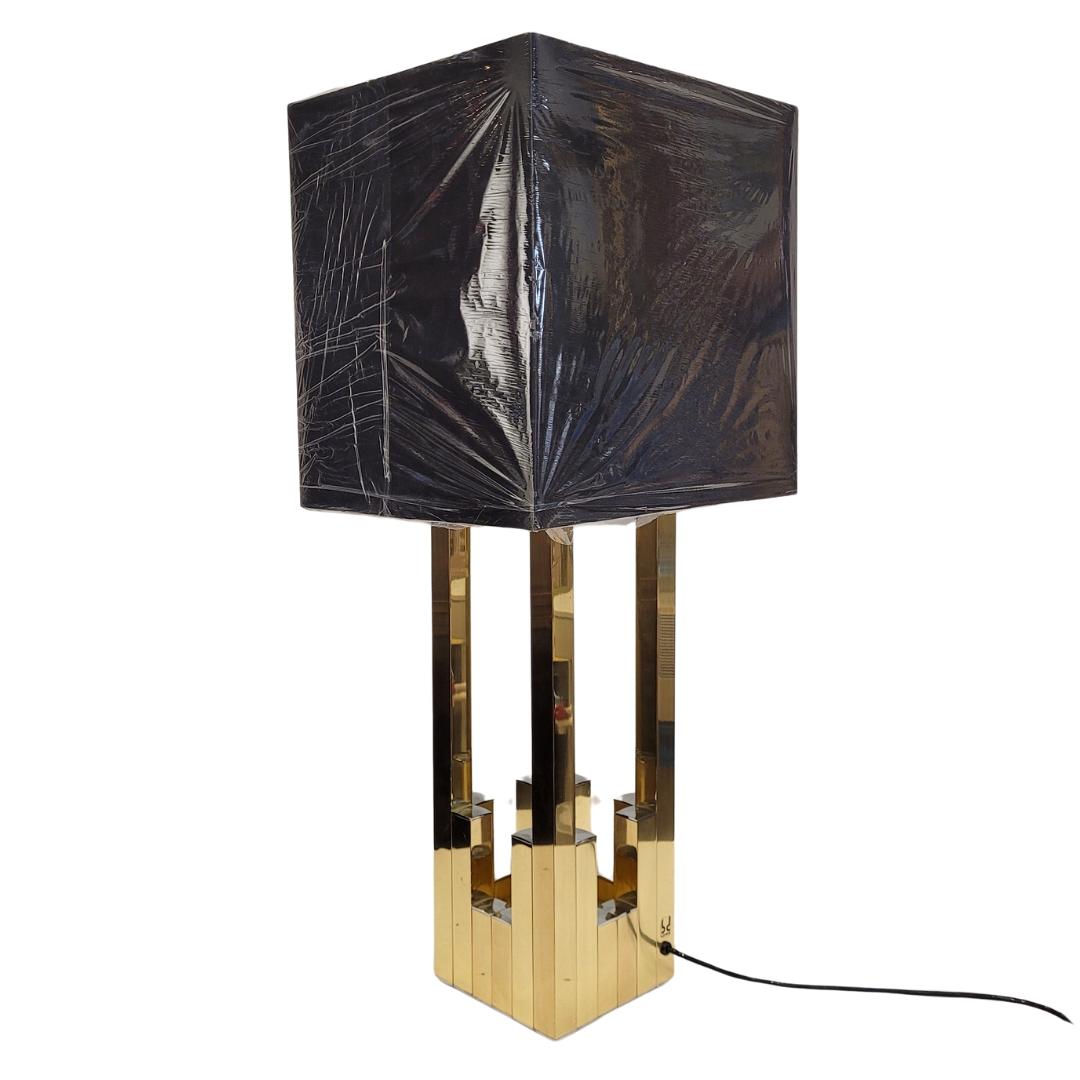 Gorgeous and very trendy table lamp designed by Willy Rizzo for BD Lumica, showcasing a blend of sophistication and architectural style. The lamp's structure is organized using cubic shapes and straight lines of gilded brass, creating a solid base