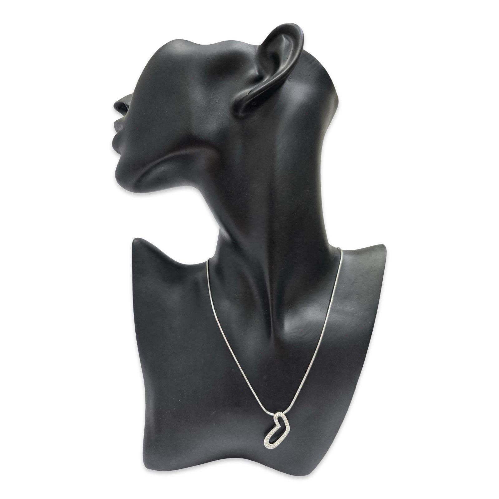 Una splendida collana italiana in oro bianco 18 carati con un pendente scultoreo a cuore aperto, firmato M., con circa 0,74 carati di diamanti rotondi e luminosi. Il ciondolo è progettato per scorrere liberamente lungo l'elegante catena a serpente,