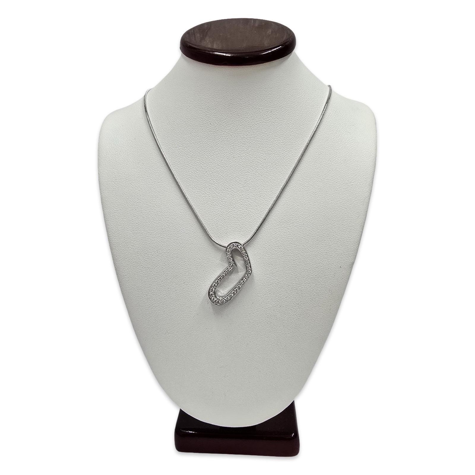 Taglio rotondo Collana con ciondolo a cuore aperto con diamante da 0,74 carati in oro bianco 18 carati in vendita