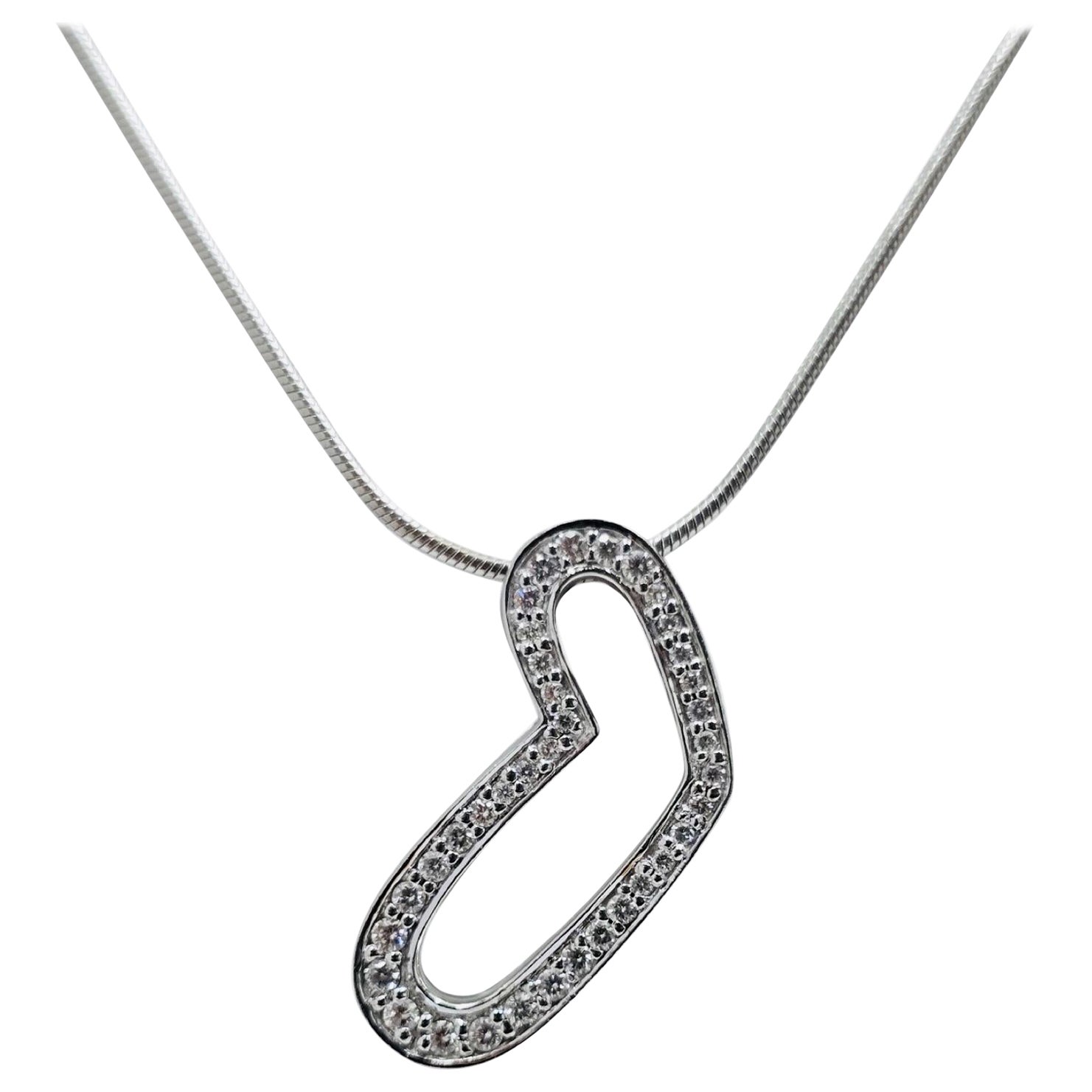 Collana con ciondolo a cuore aperto con diamante da 0,74 carati in oro bianco 18 carati in vendita