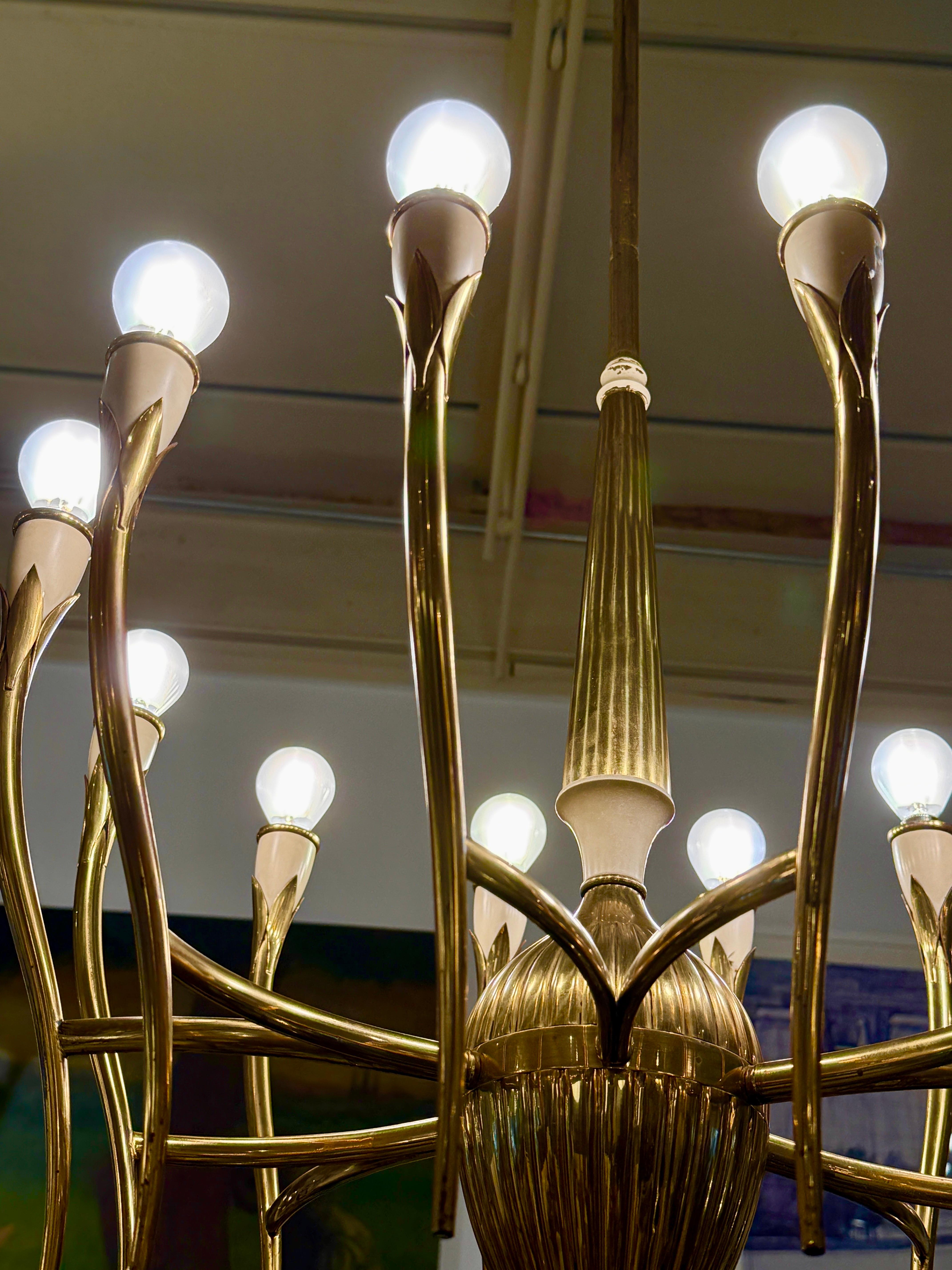 Oscar Torlasco Italian 12-Light Brass and Enameled Metal Chandelier by LUMI For Sale 4