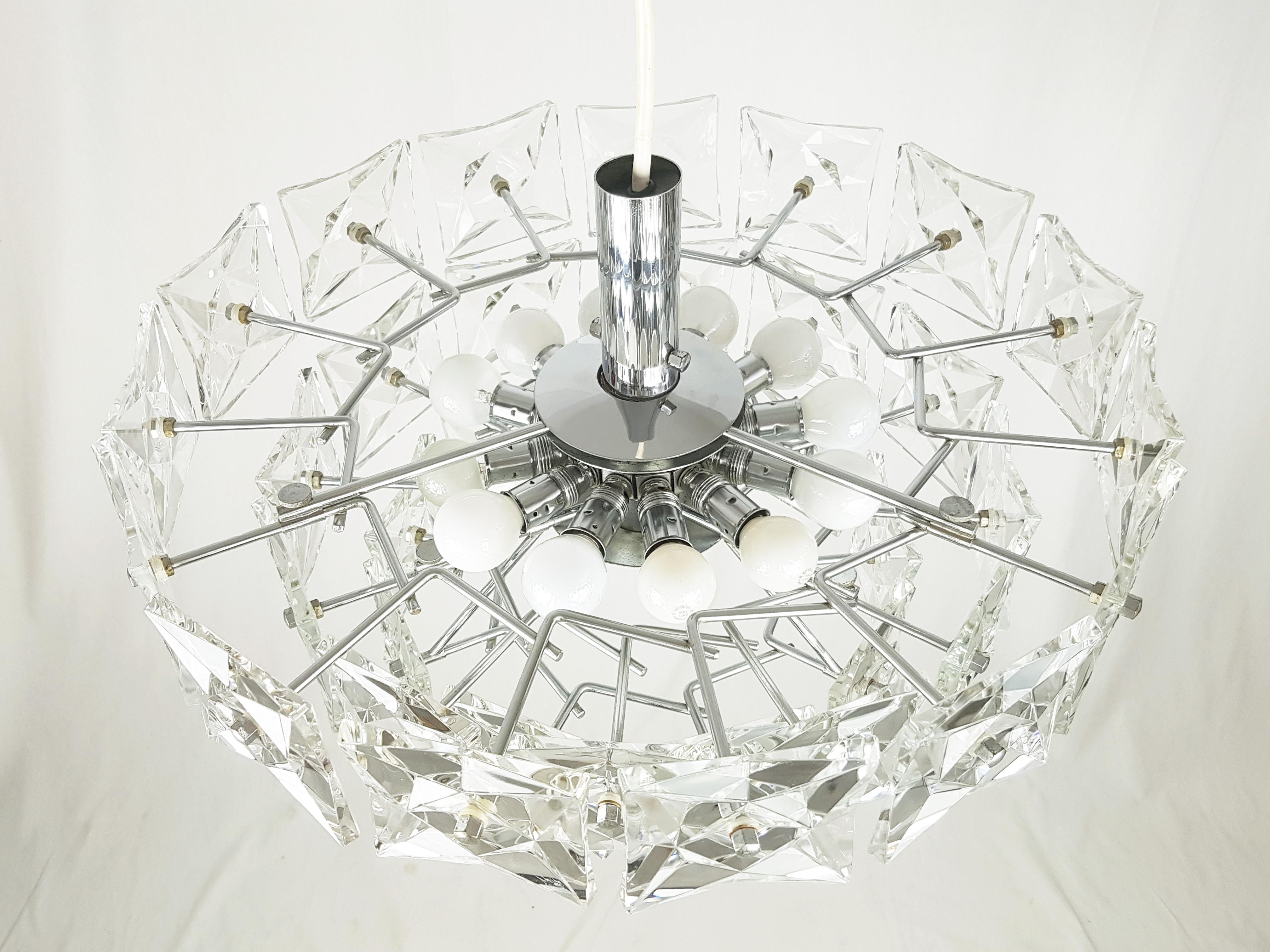 Italian 12 Lights 1970s Chandelier in Faceted Glass and Chromed Plated Metal For Sale 5