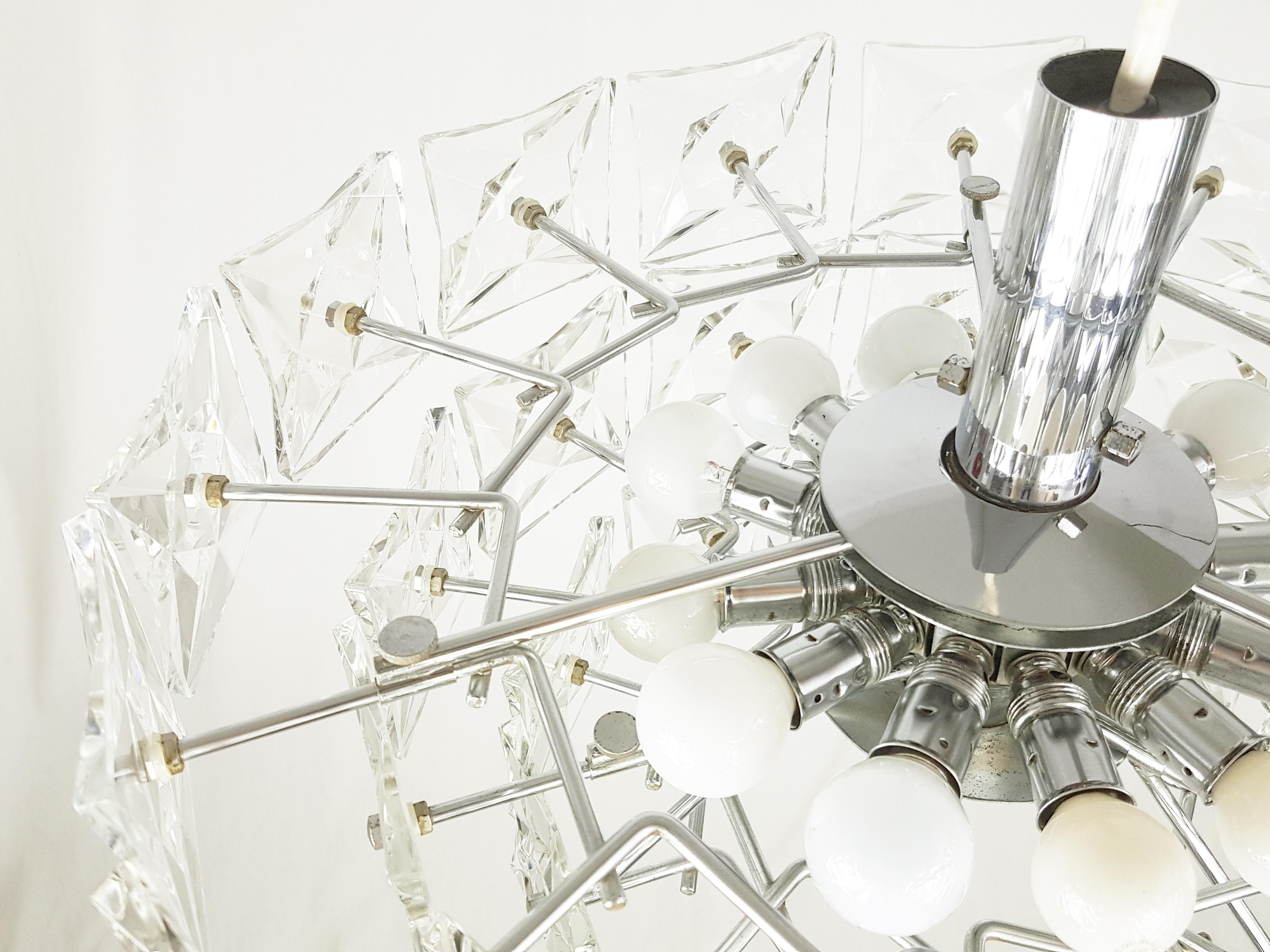 Italian 12 Lights 1970s Chandelier in Faceted Glass and Chromed Plated Metal For Sale 6