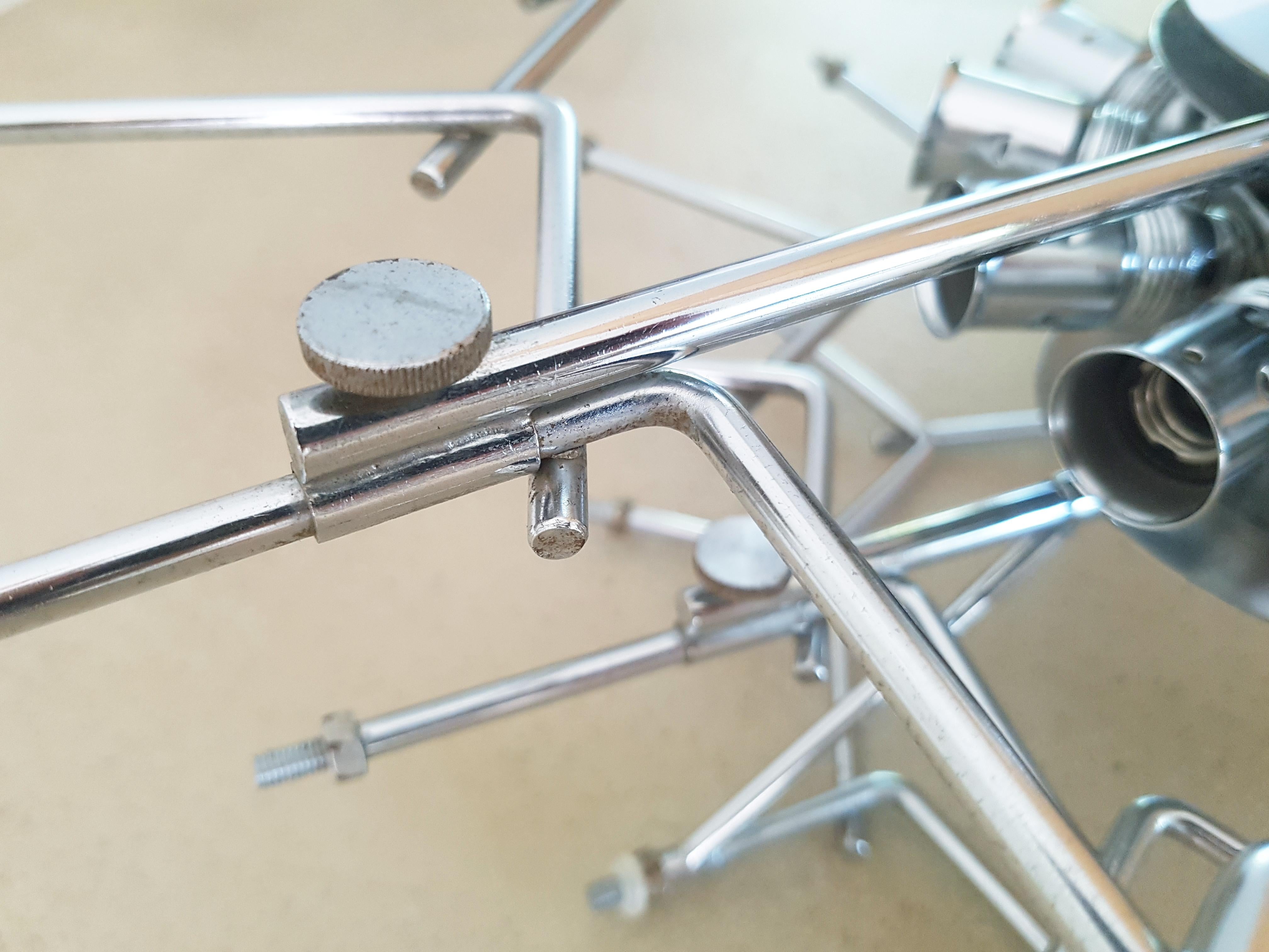 Italienischer 12 Lights 1970er Kronleuchter aus facettiertem Glas und verchromtem Metall im Angebot 11