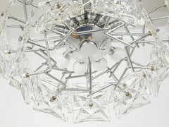Italienischer 12 Lights 1970er Kronleuchter aus facettiertem Glas und verchromtem Metall