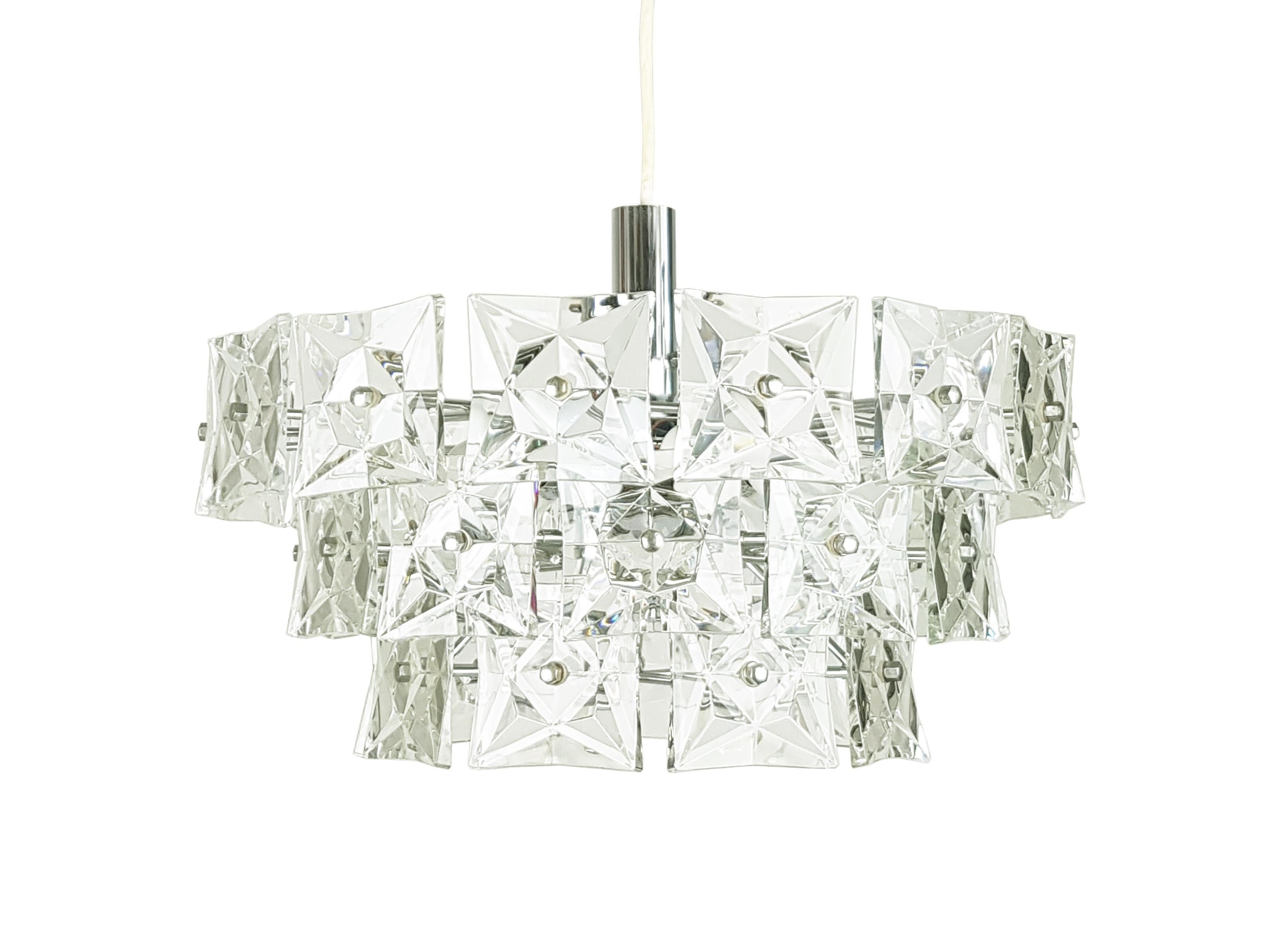 Italienischer 12 Lights 1970er Kronleuchter aus facettiertem Glas und verchromtem Metall im Zustand „Gut“ im Angebot in Varese, Lombardia