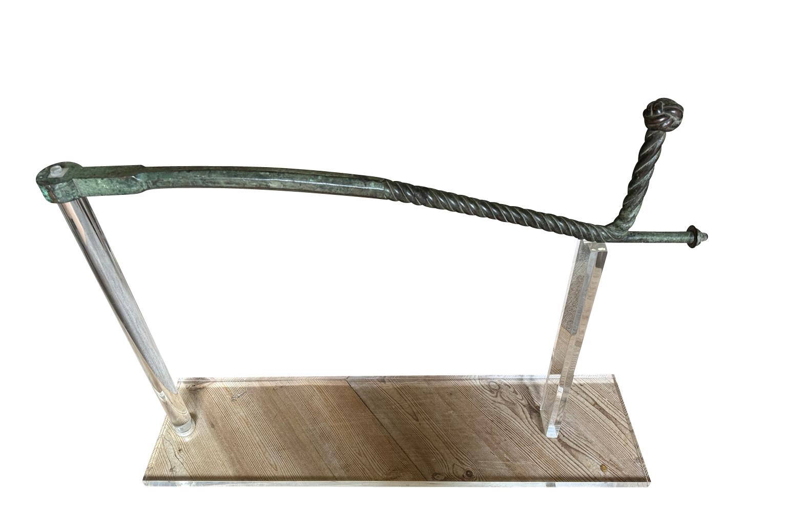 Un exceptionnel timon vénitien en bronze du 12e siècle, reposant sur son support en plexiglas. Une barre était fixée au sommet d'un gouvernail pour diriger un navire ou un bateau. Une qualité et un savoir-faire époustouflants, avec des détails en