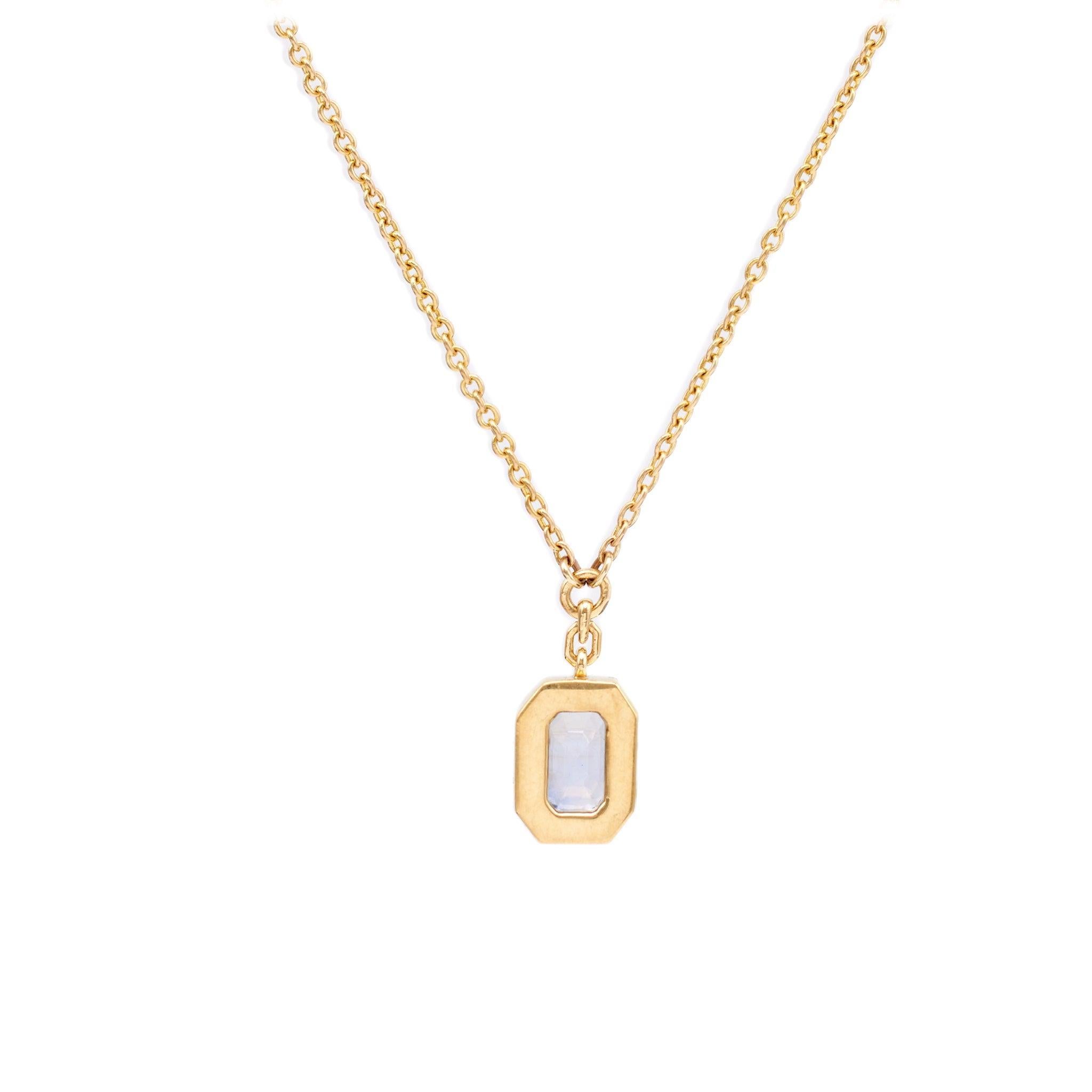 Eine italienische 1,30 Karat Saphir 18k Gelbgold-Anhänger Halskette. Mit einem achteckigen Saphir im Stufenschliff von 1.30 Karat. Gefertigt aus 18 Karat Gelbgold mit italienischem Feingehalt. Ca. 2023. Die Halskette ist 18 Zoll lang.

Über diesen