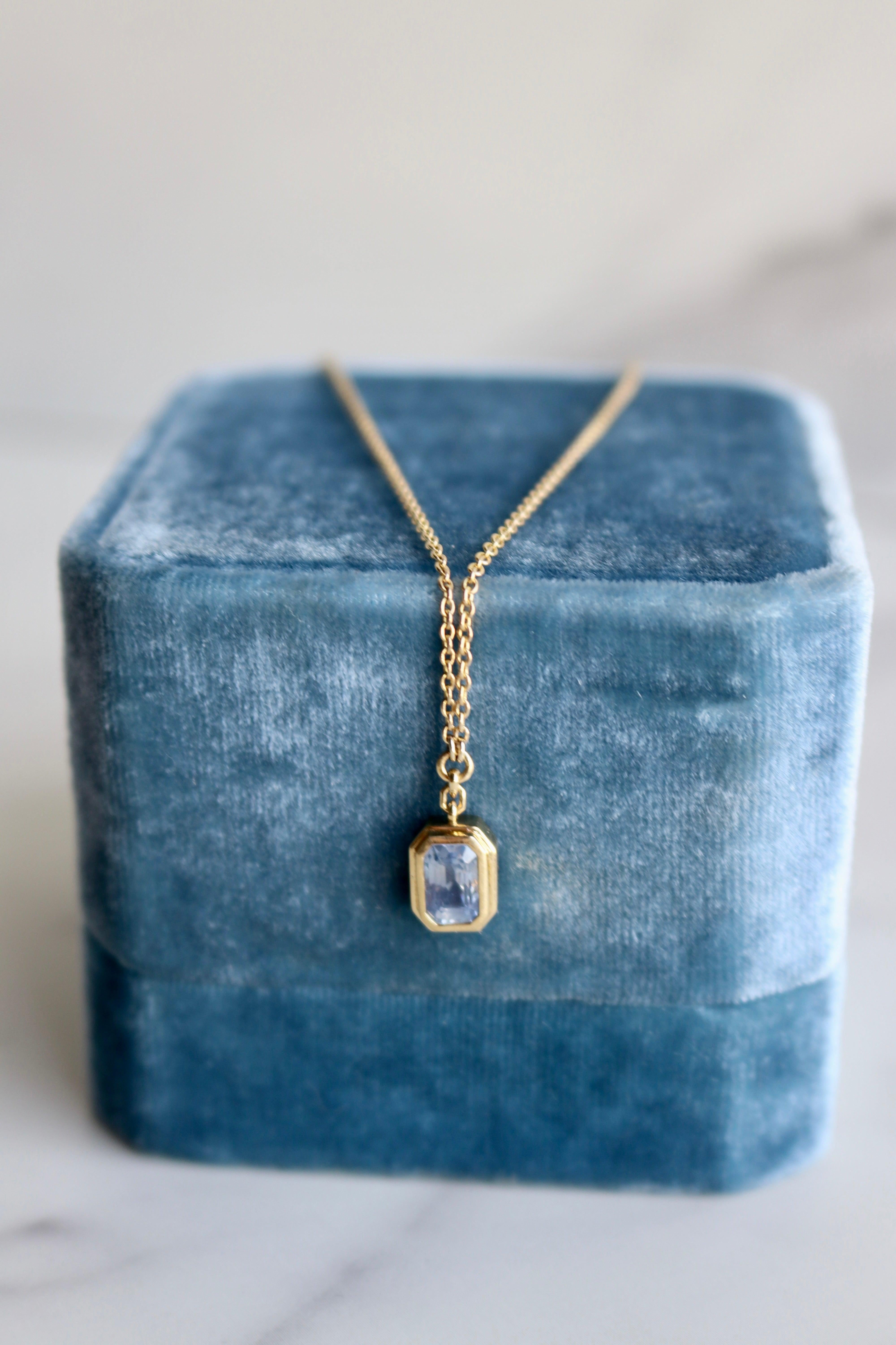 Italienische italienische Halskette mit Anhänger, 1,30 Karat Saphir 18k Gelbgold (Ungeschliffen)