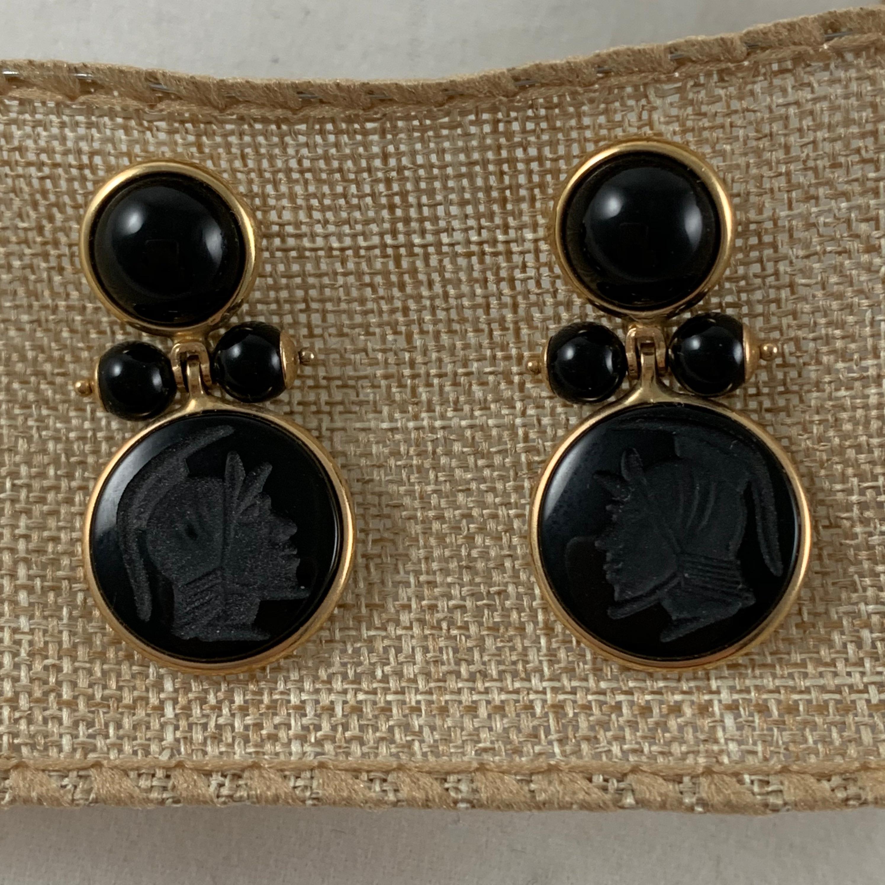Classical Roman Italian 14-Karat Gold and Black Onyx Roman Armorial Intaglio Earrings For Sale